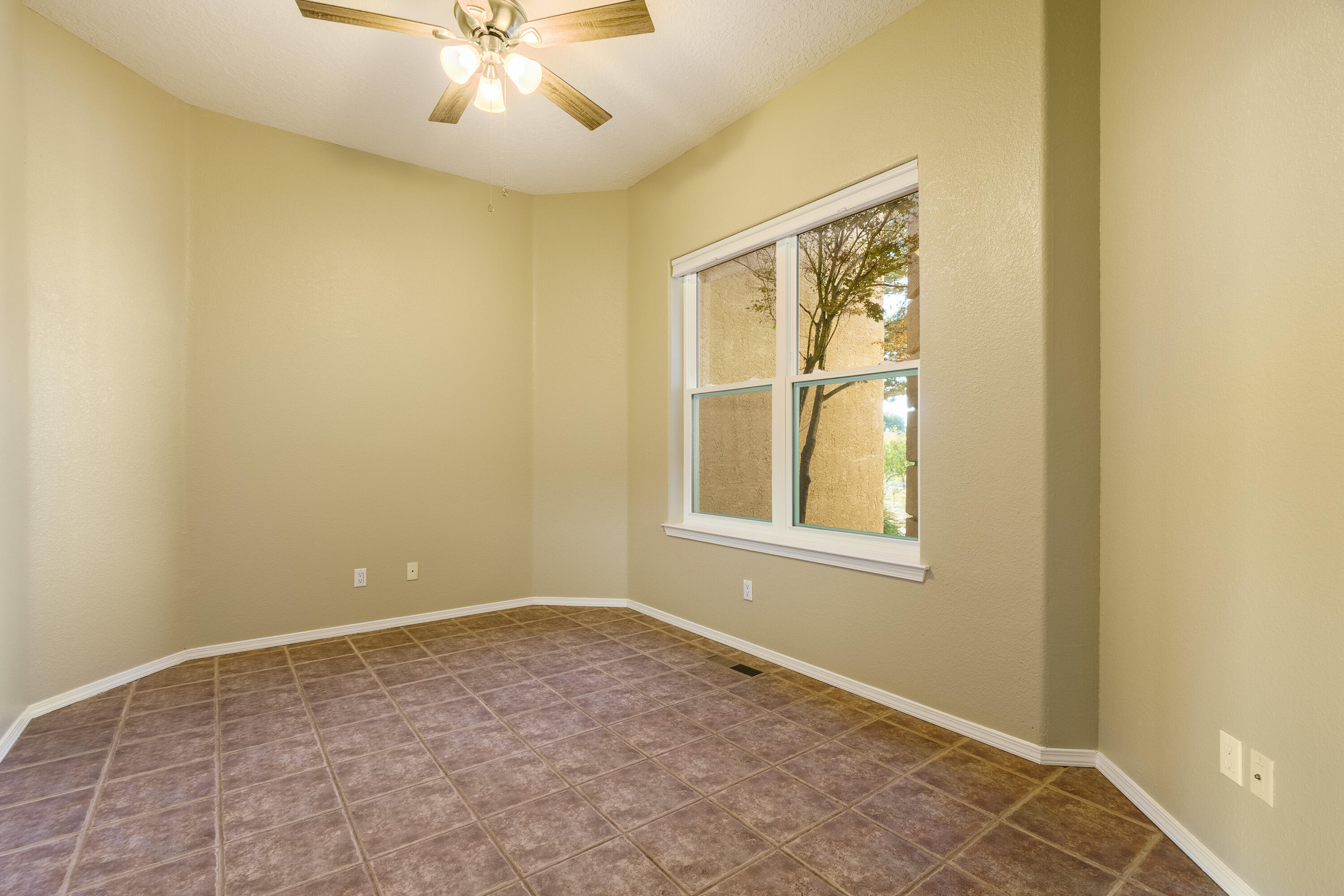 8404 VINTAGE Drive NE