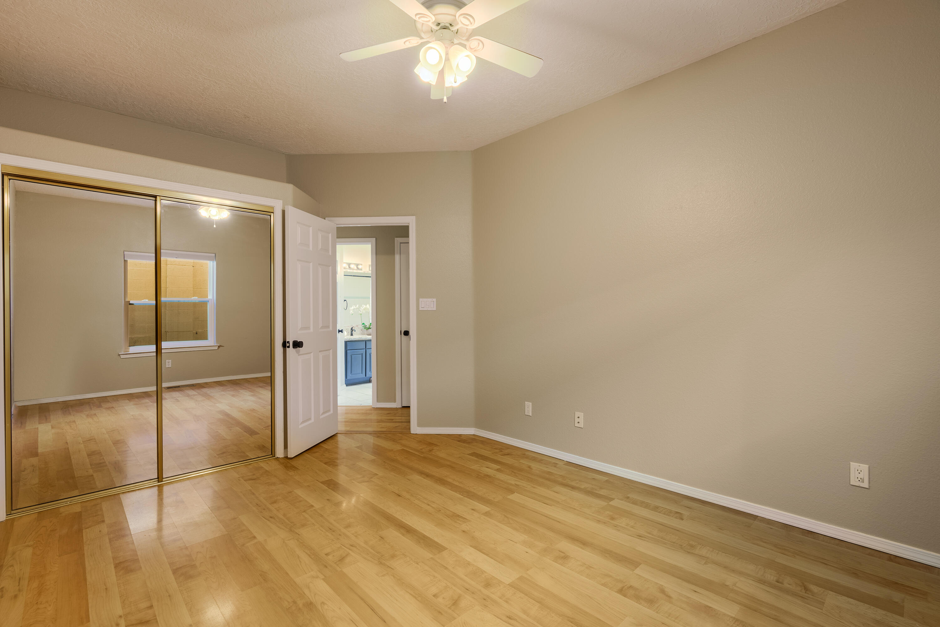 8404 VINTAGE Drive NE
