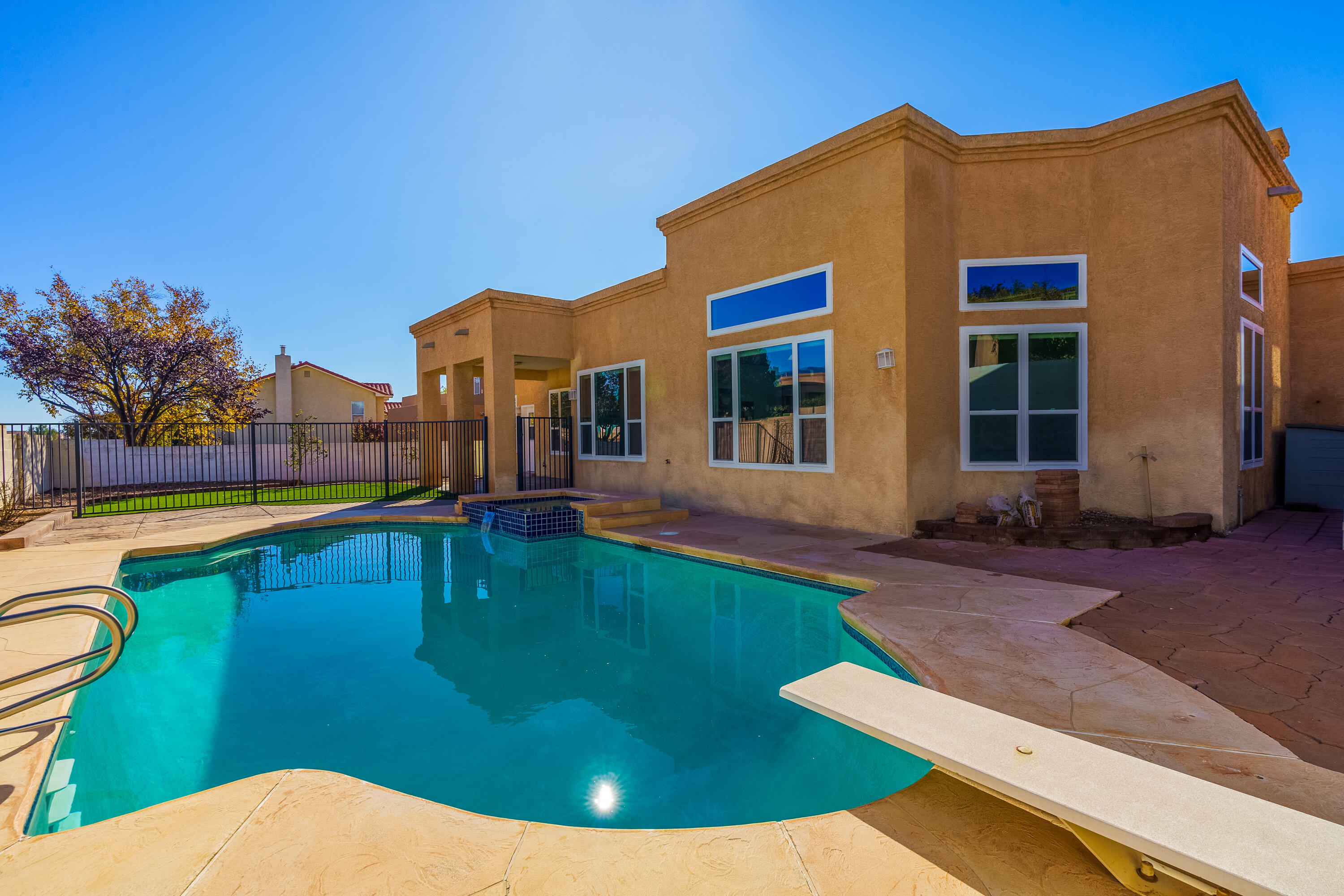 8404 VINTAGE Drive NE