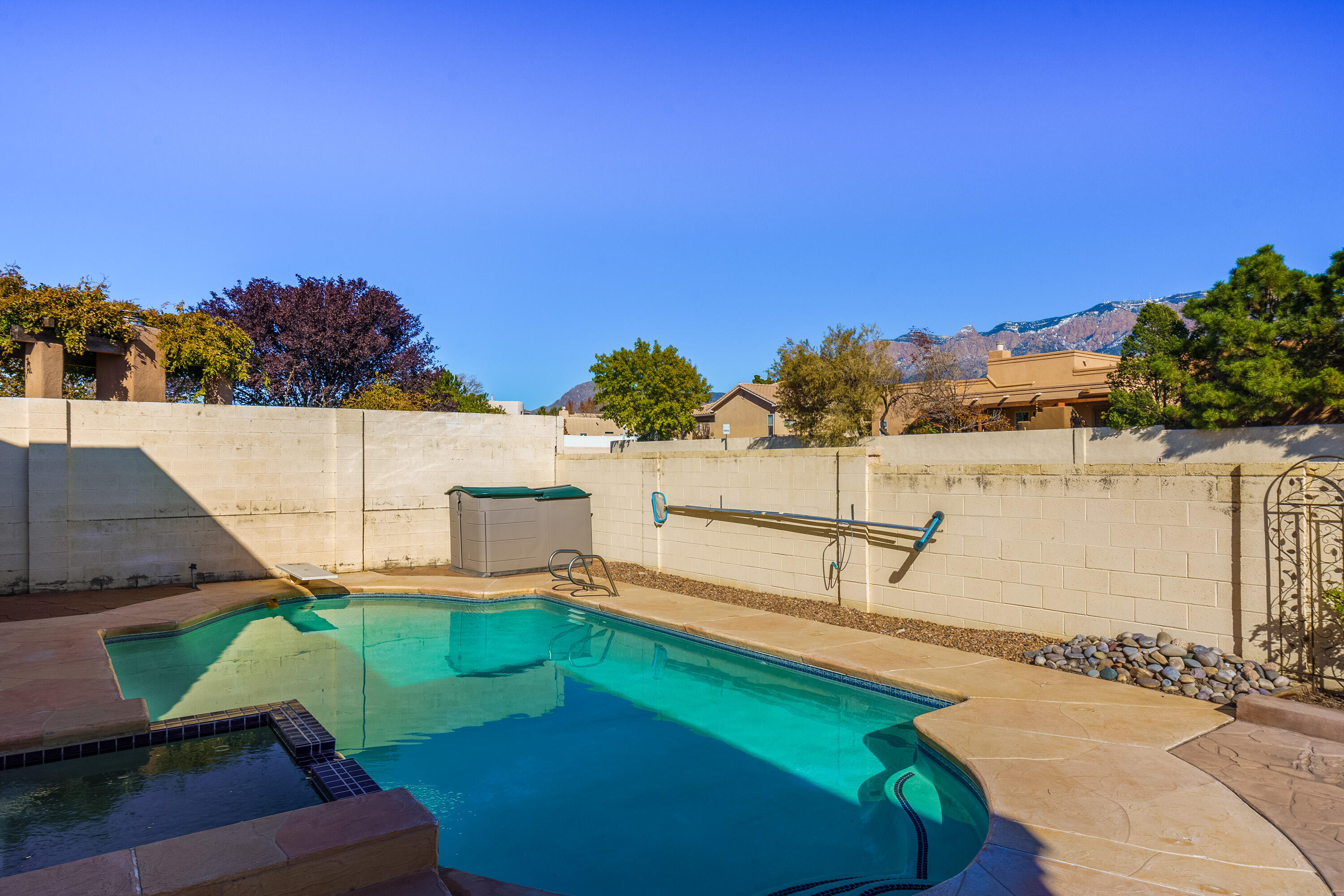 8404 VINTAGE Drive NE