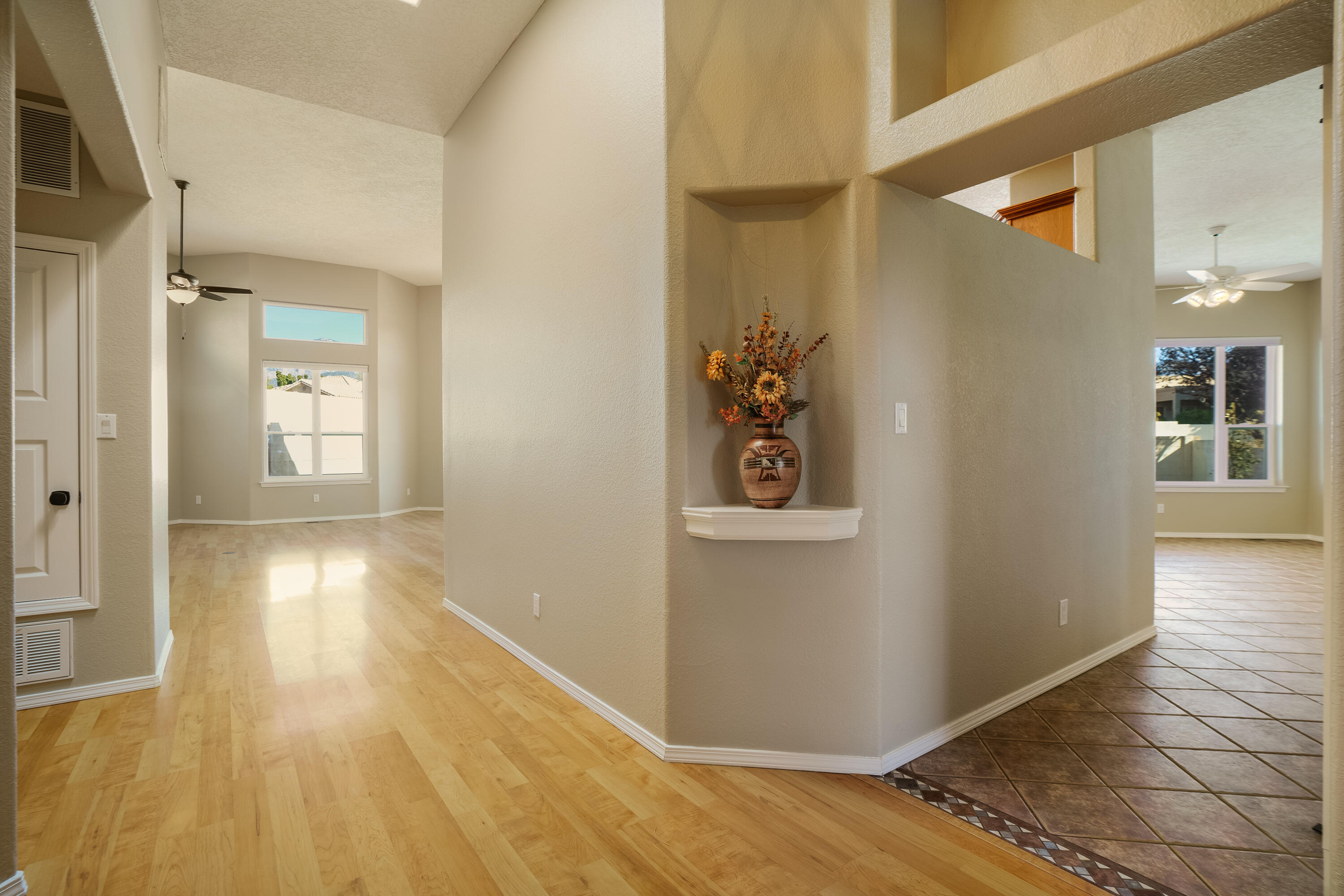 8404 VINTAGE Drive NE