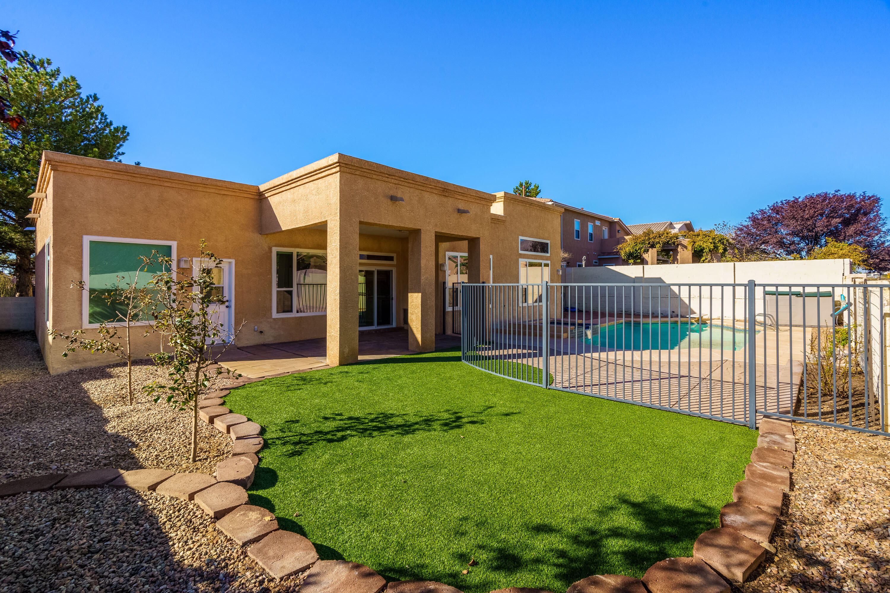8404 VINTAGE Drive NE