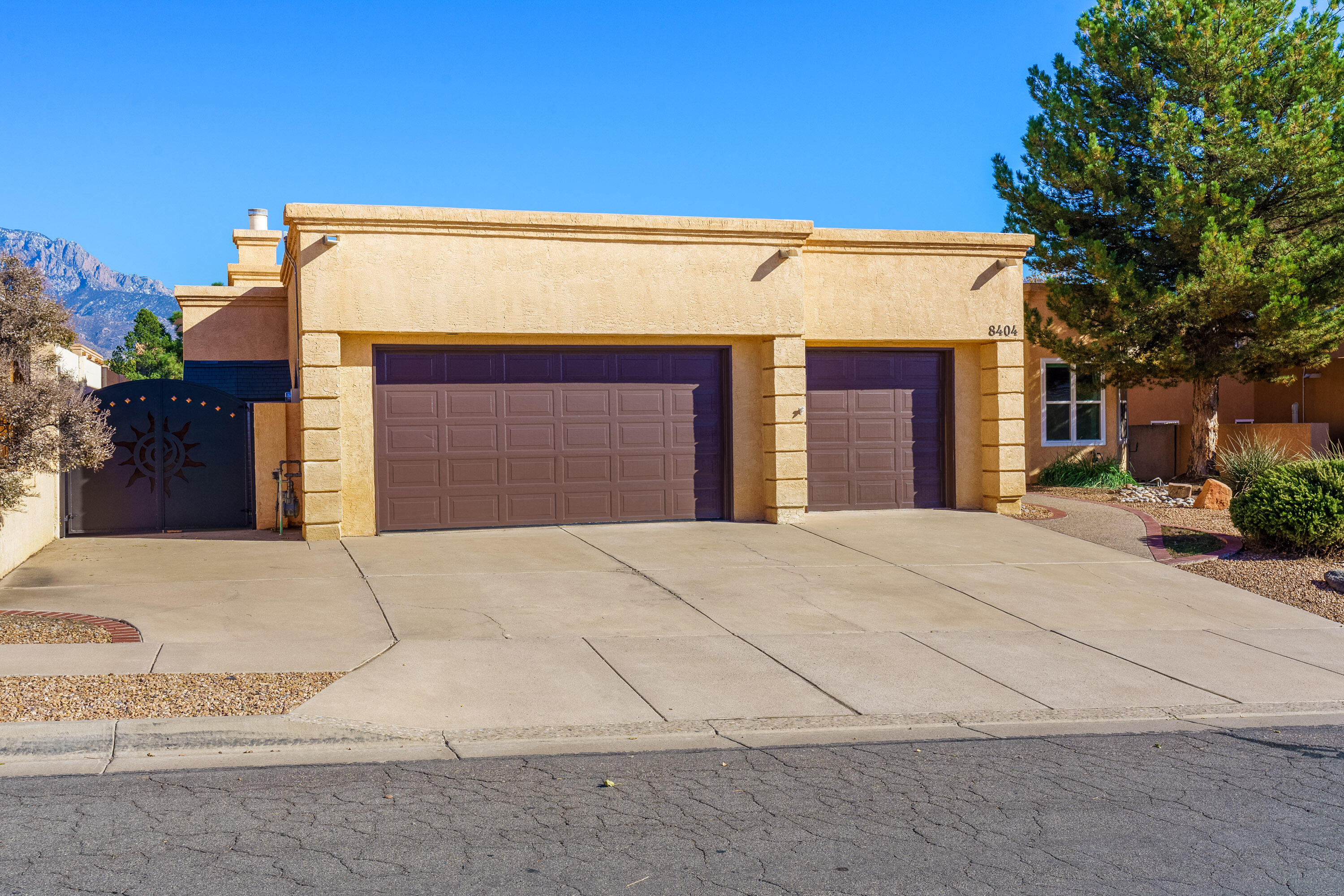 8404 VINTAGE Drive NE