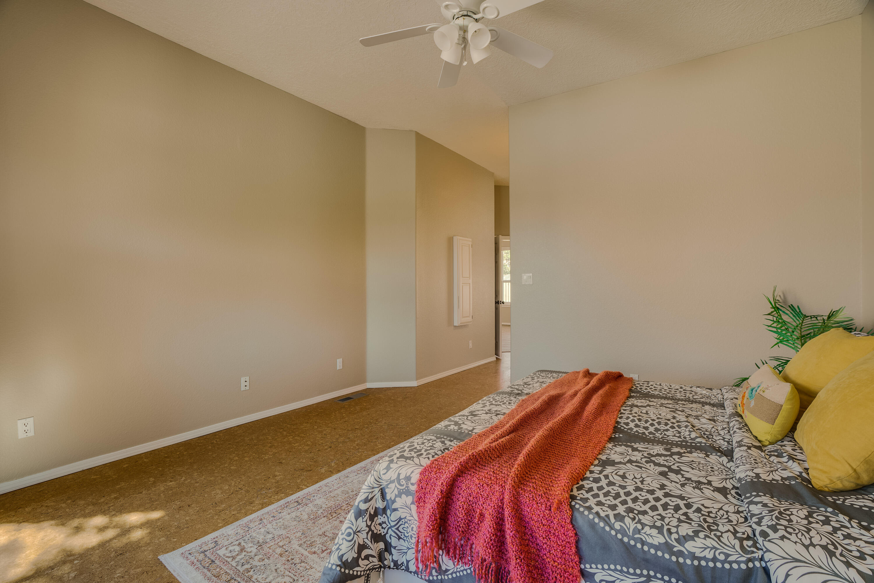 8404 VINTAGE Drive NE