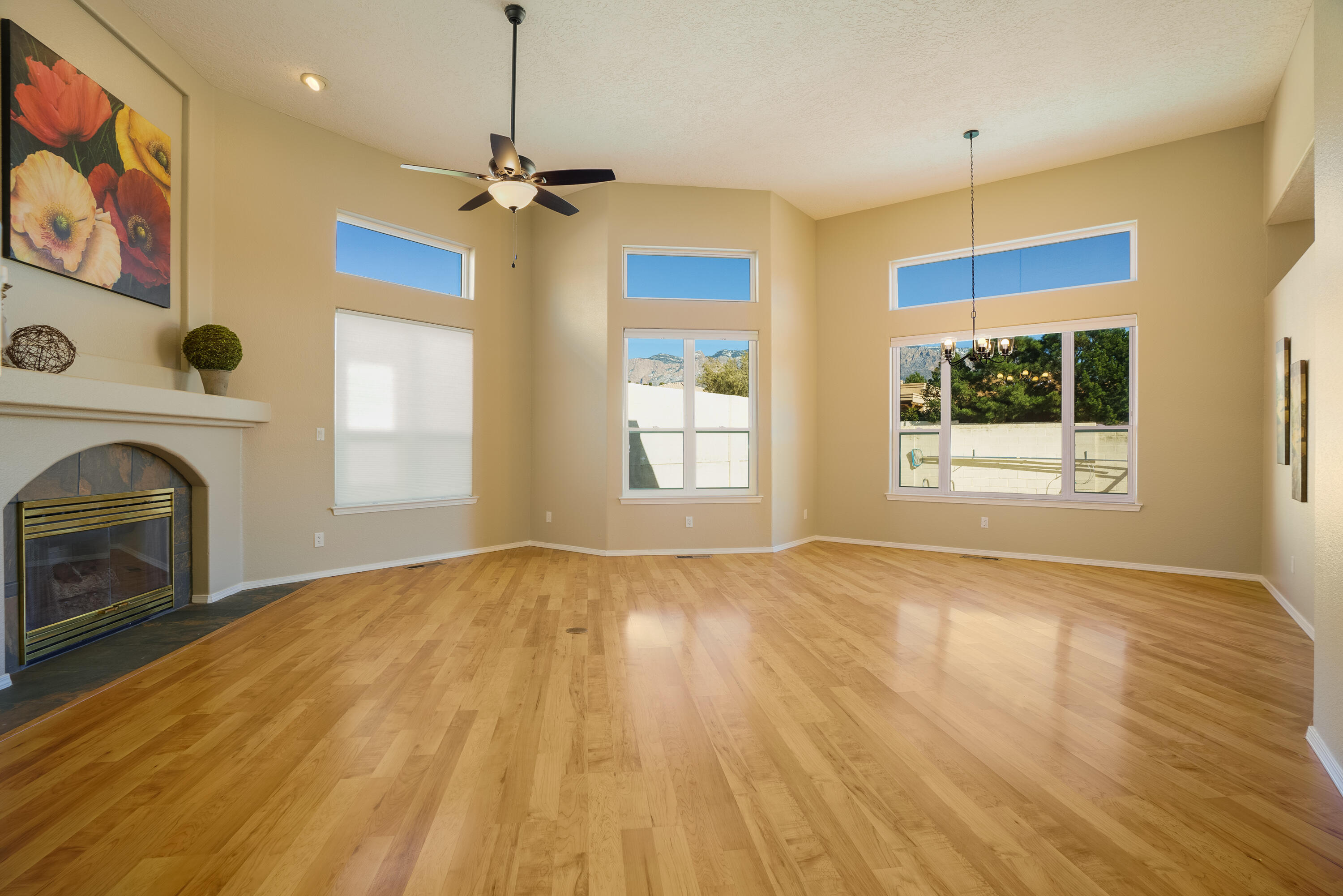 8404 VINTAGE Drive NE
