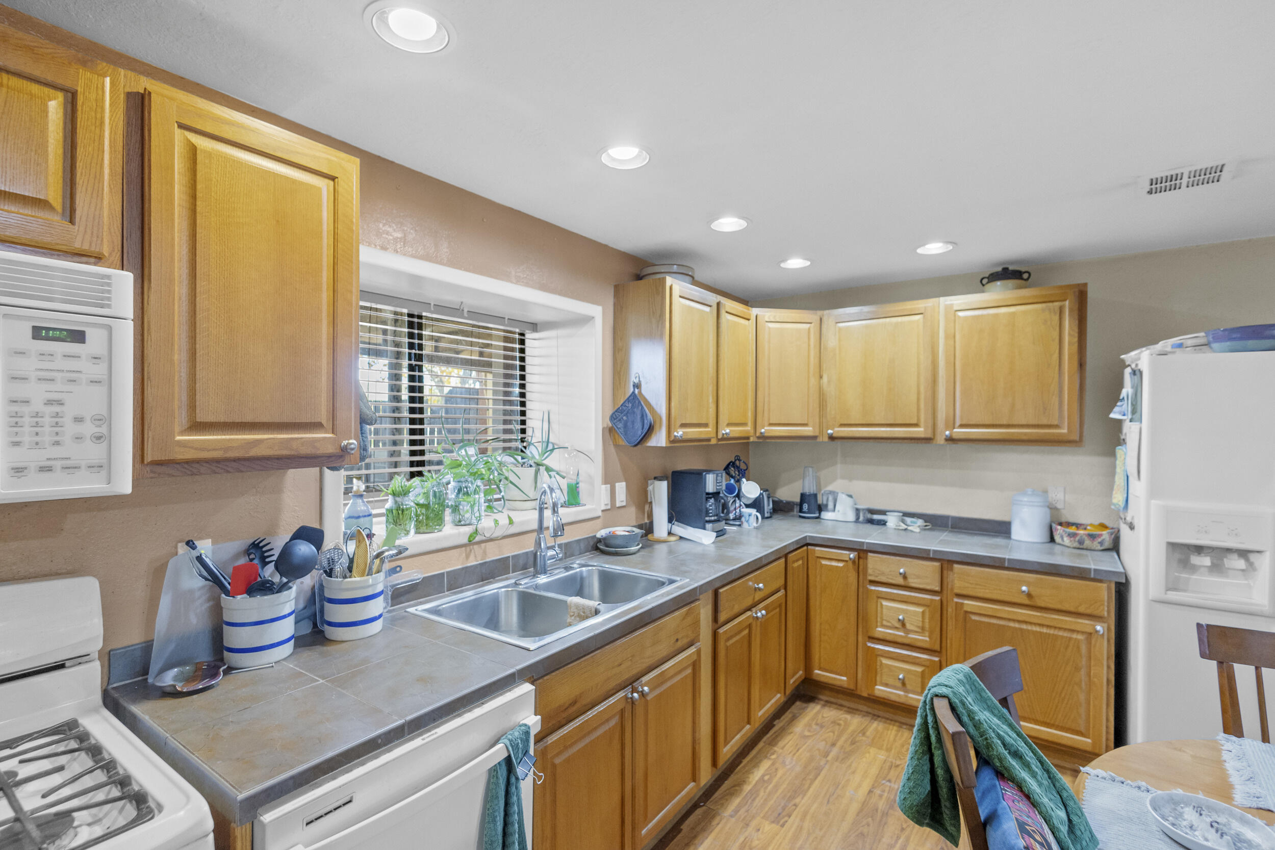 313 S SIXTH Street