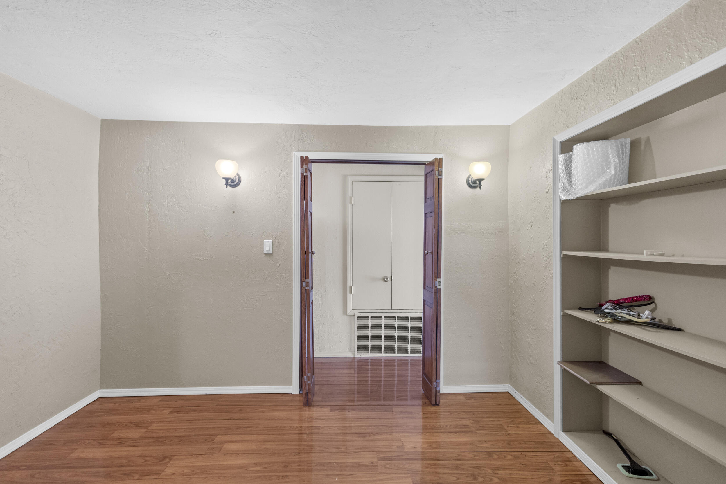 313 S SIXTH Street