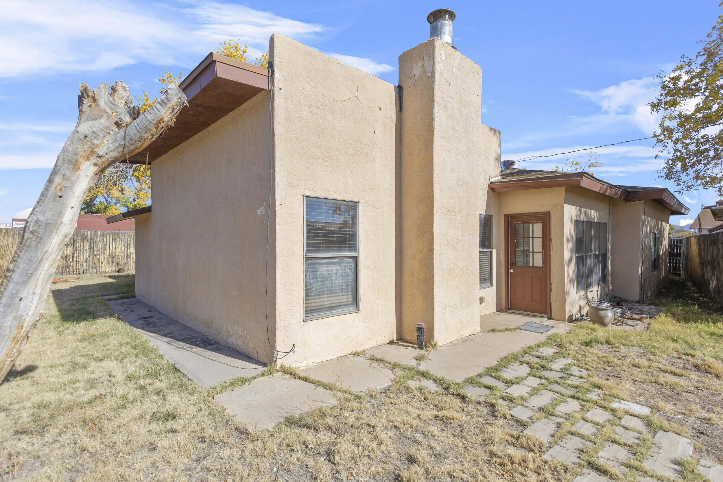 313 S SIXTH Street