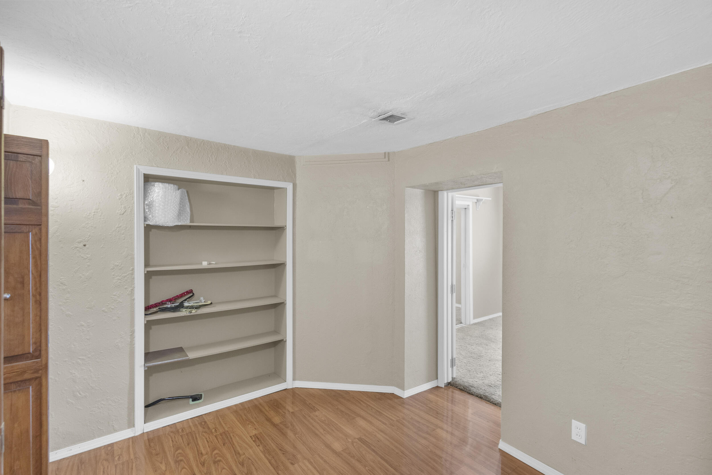 313 S SIXTH Street