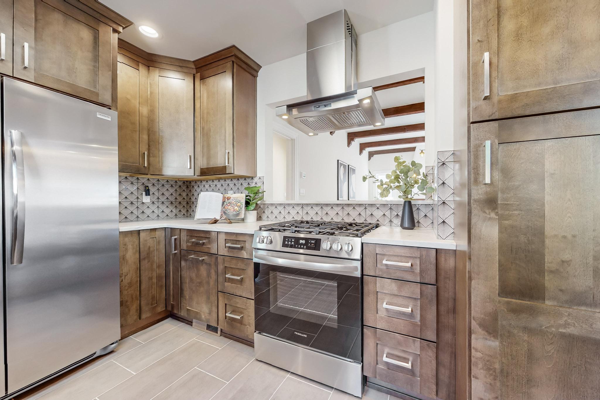 212 RICHMOND Drive SE