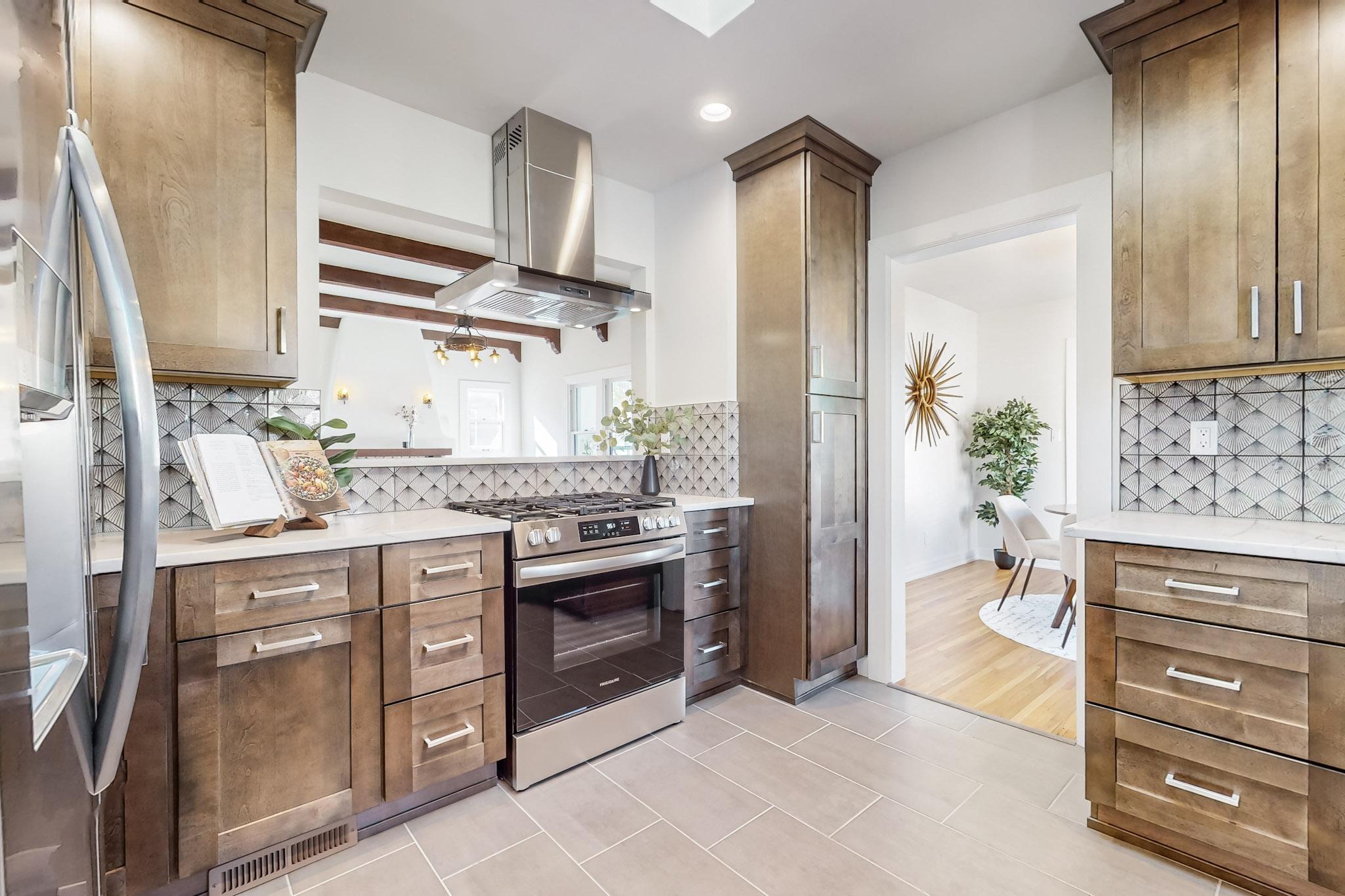 212 RICHMOND Drive SE