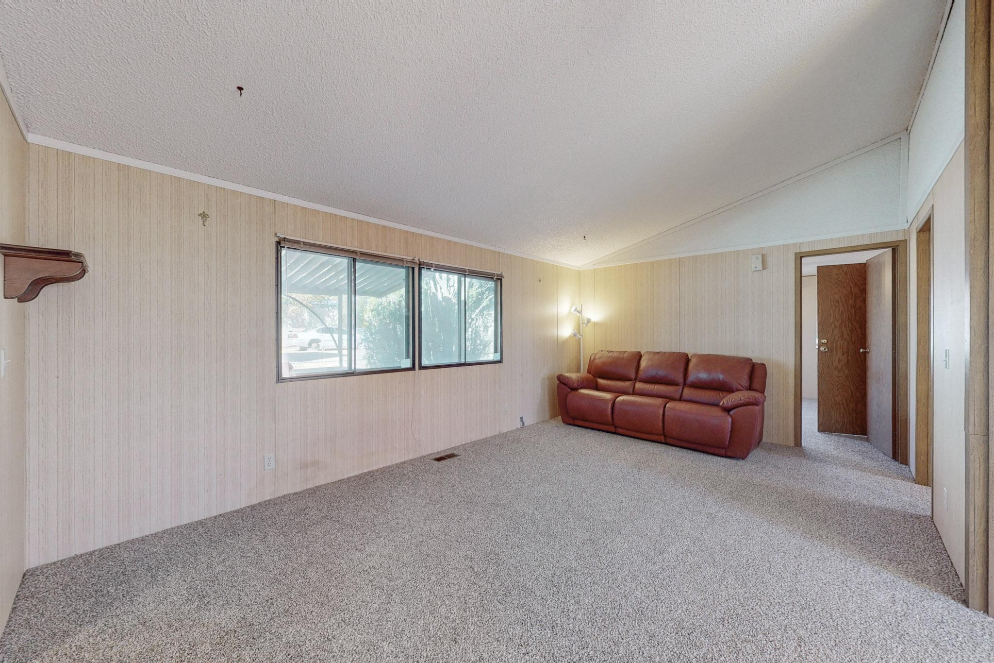 1612 W HANSEN Avenue