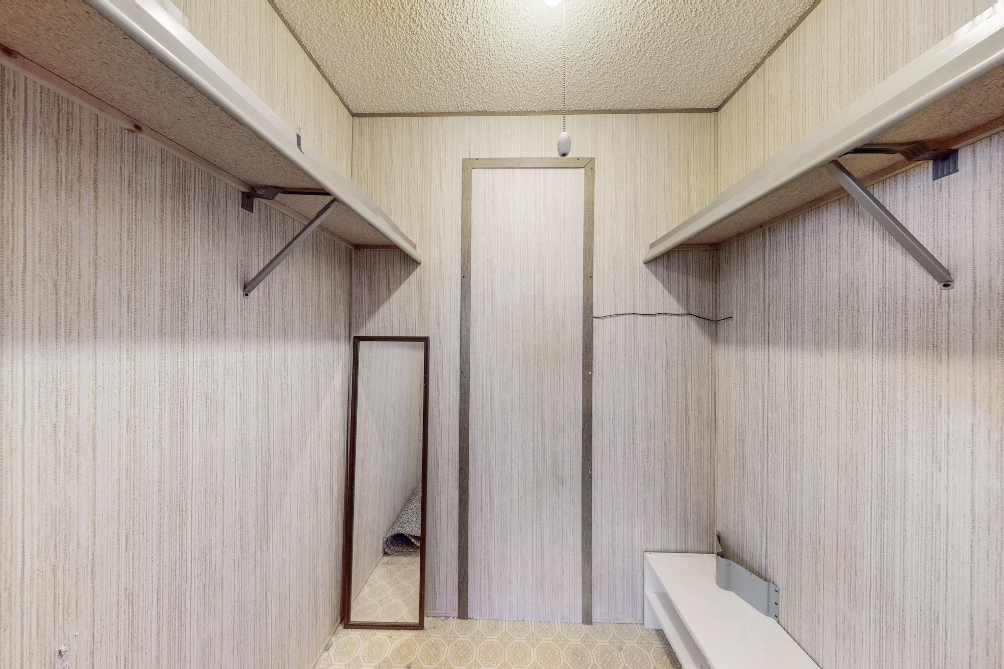 1612 W HANSEN Avenue