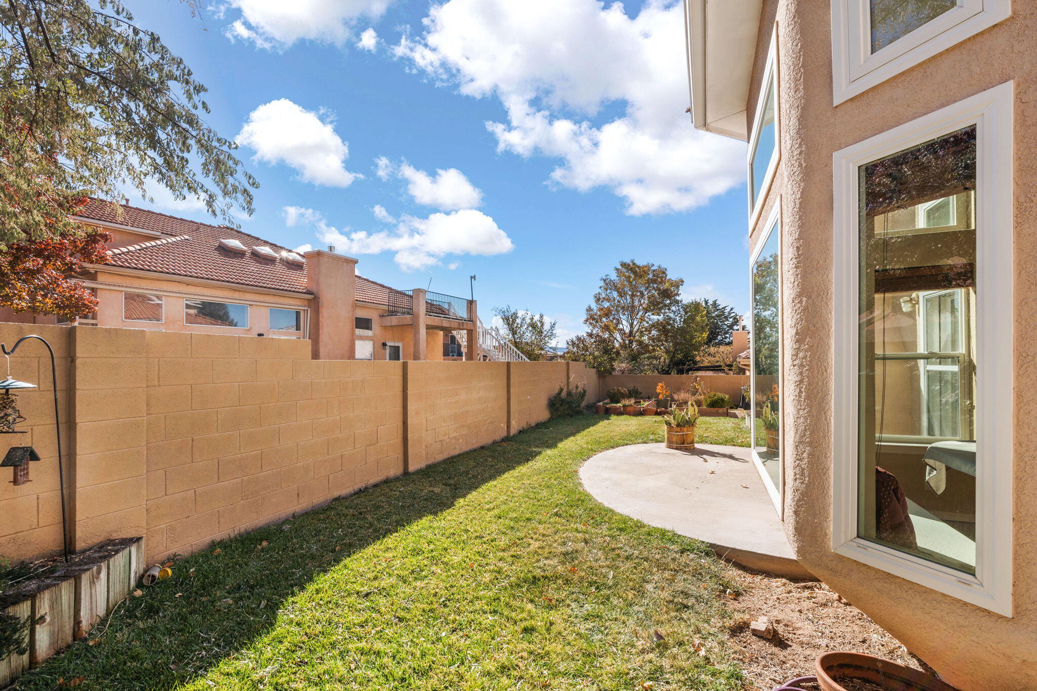 1402 CANYON HILLS Drive NE
