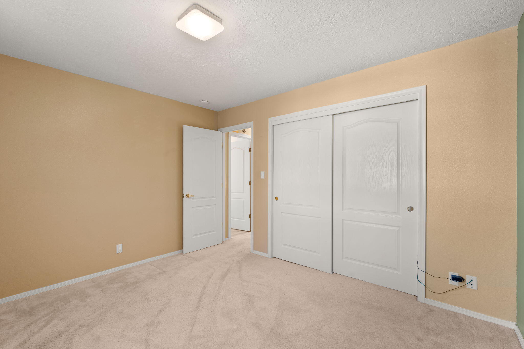 1402 CANYON HILLS Drive NE