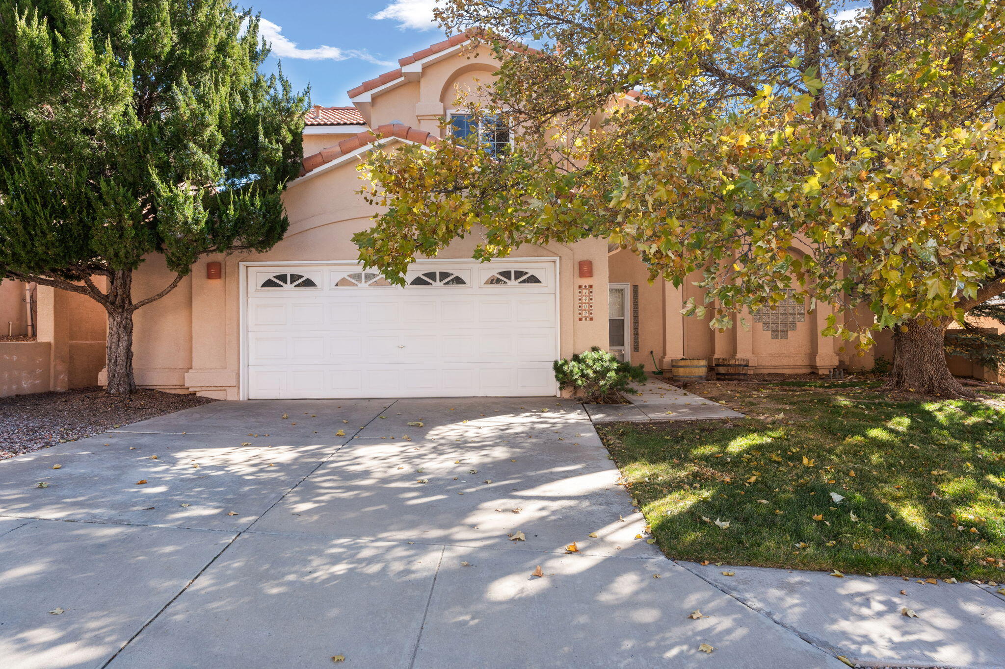 1402 CANYON HILLS Drive NE