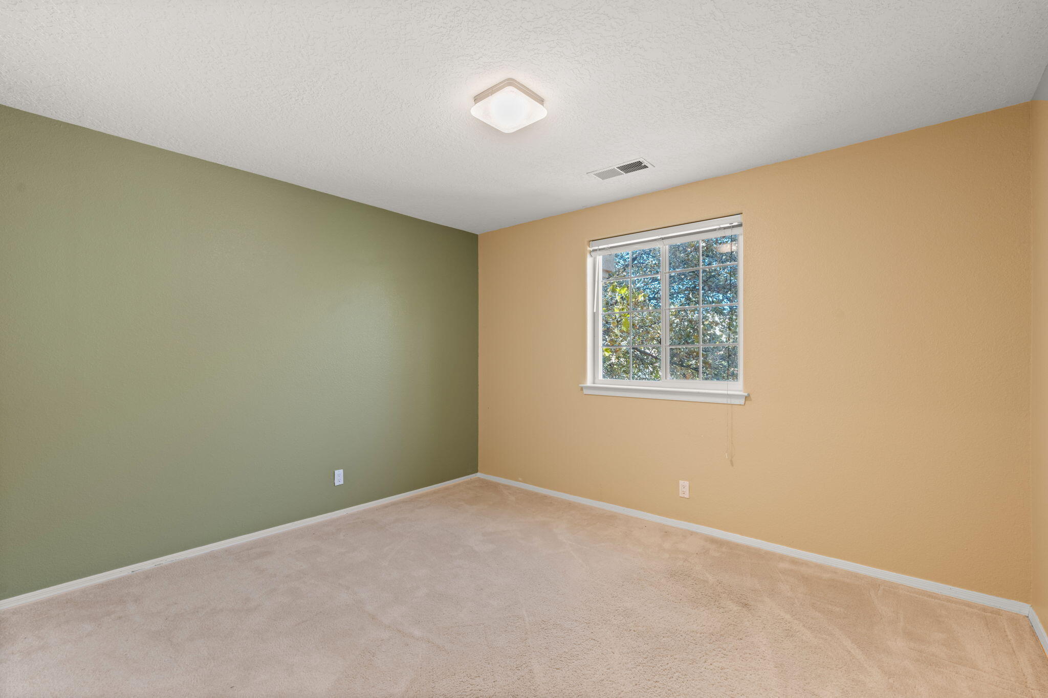 1402 CANYON HILLS Drive NE