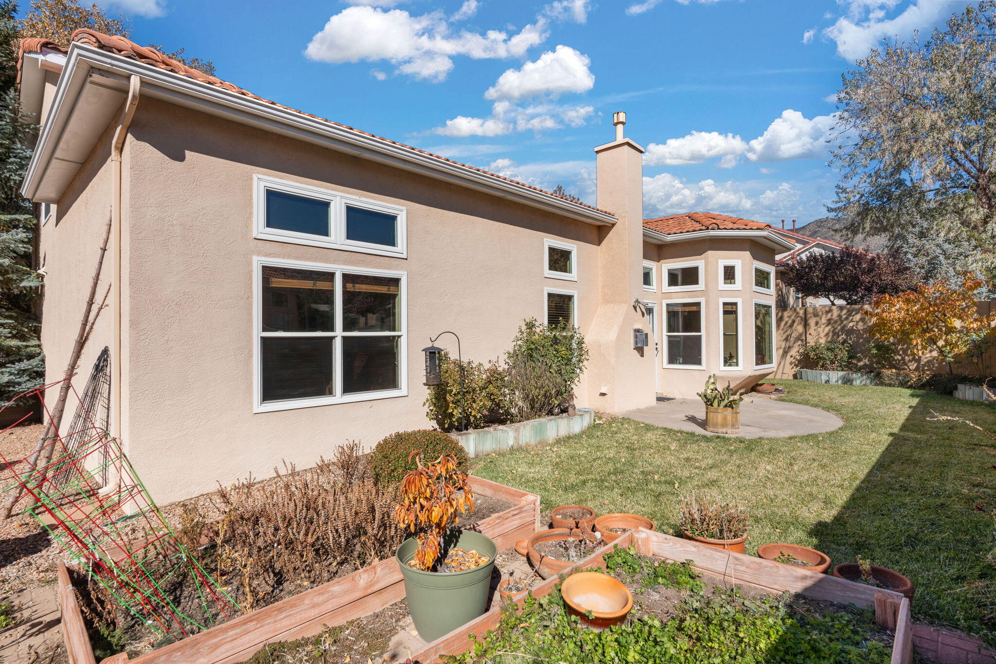1402 CANYON HILLS Drive NE