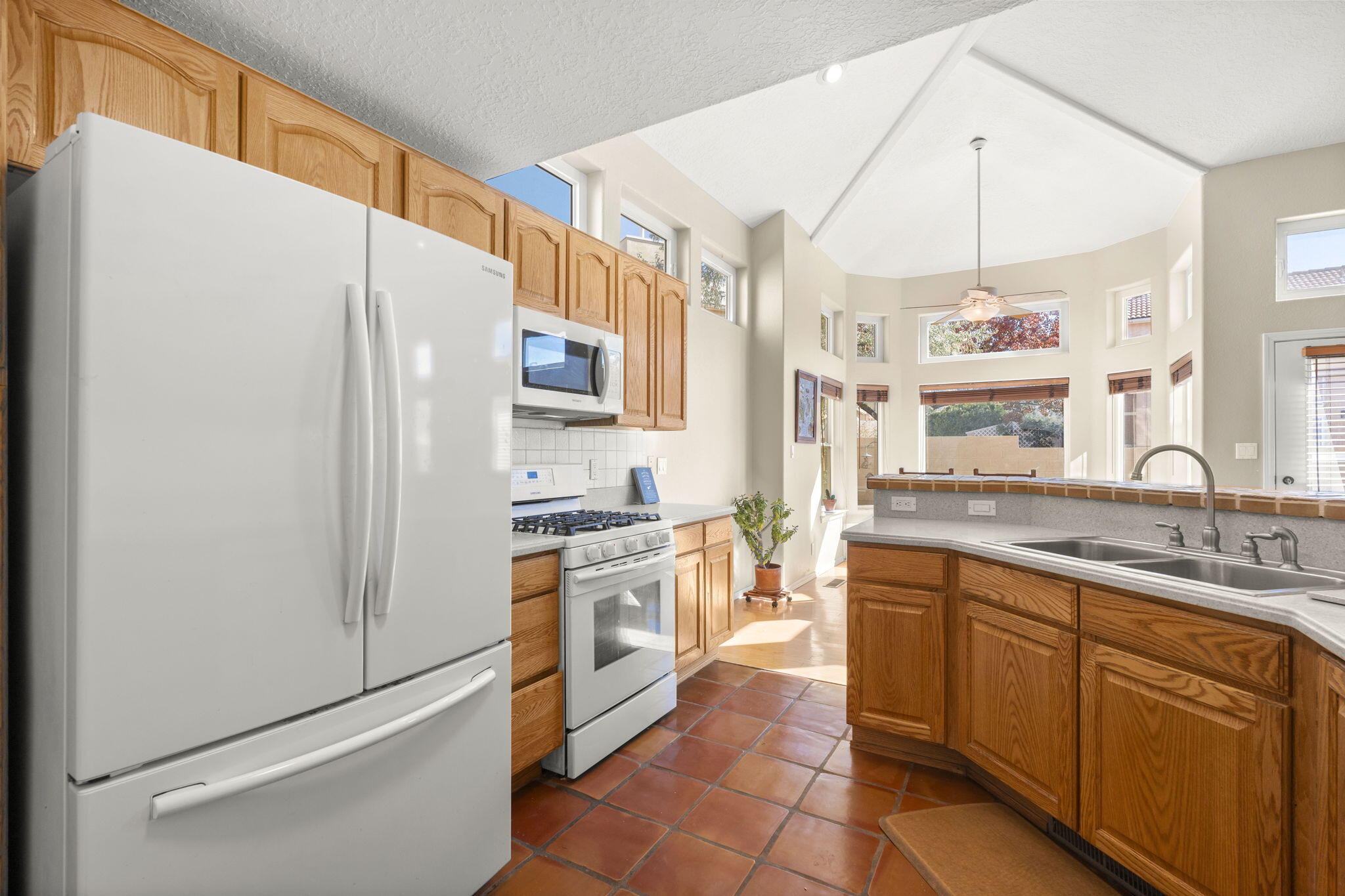1402 CANYON HILLS Drive NE
