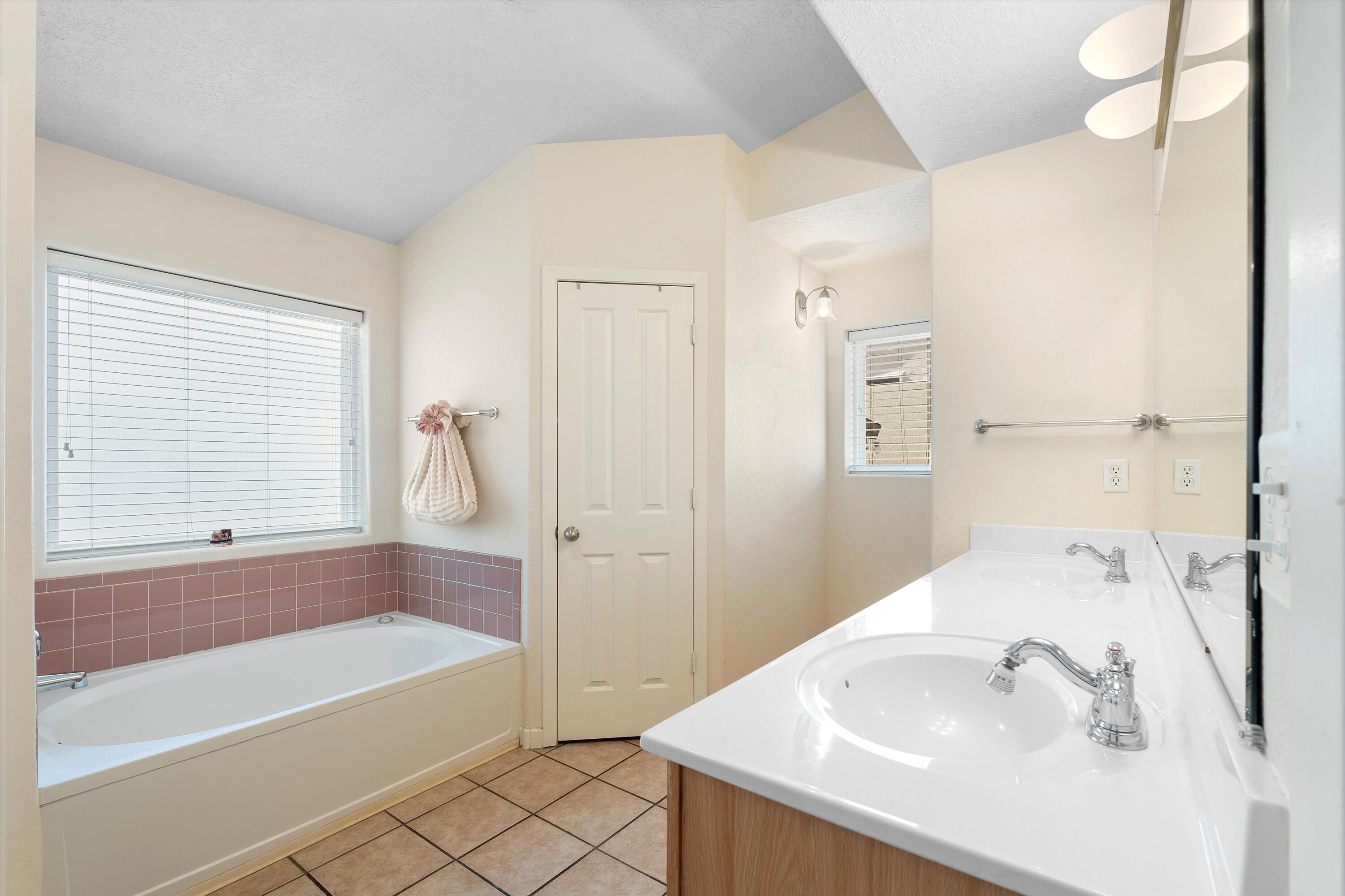 1217 REYNOSA Loop SE