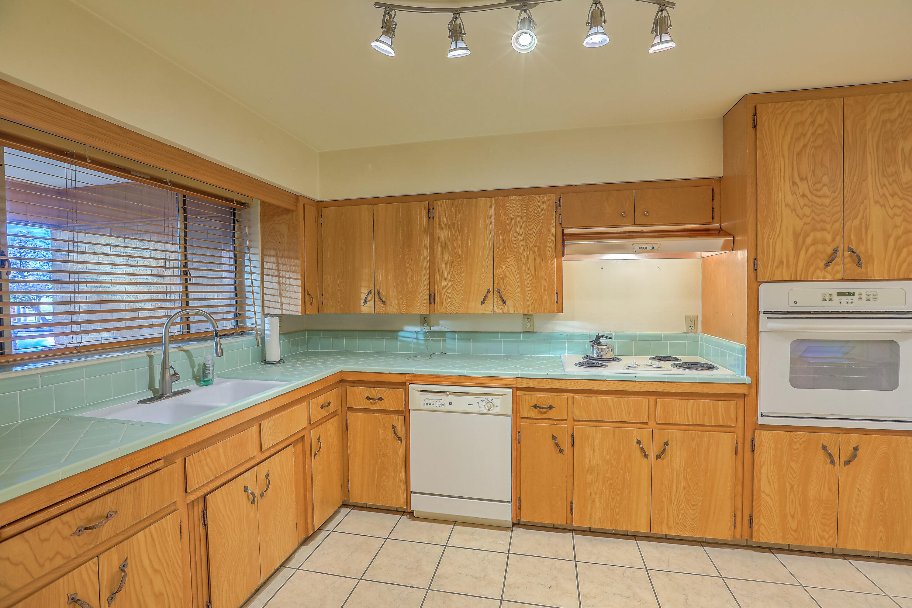 420 ALVARADO Drive NE