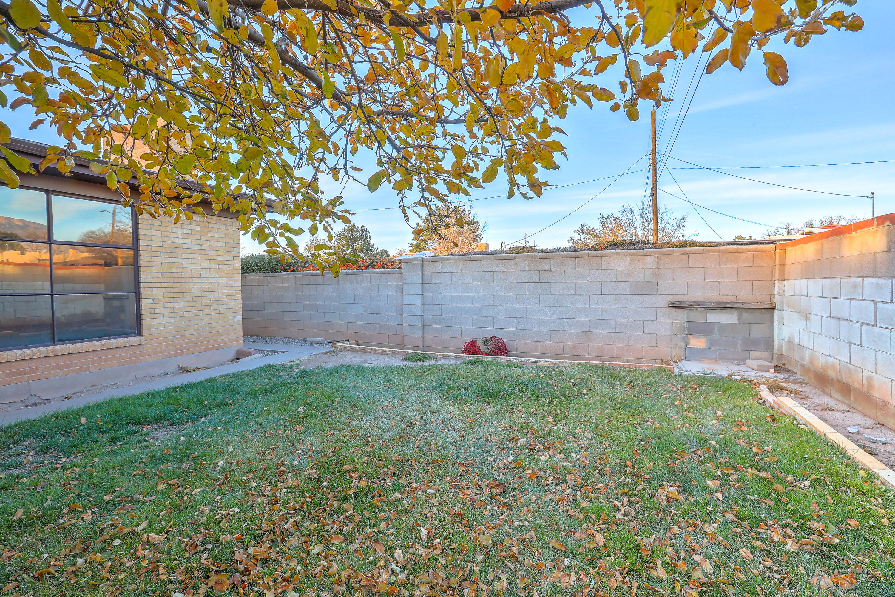 420 ALVARADO Drive NE