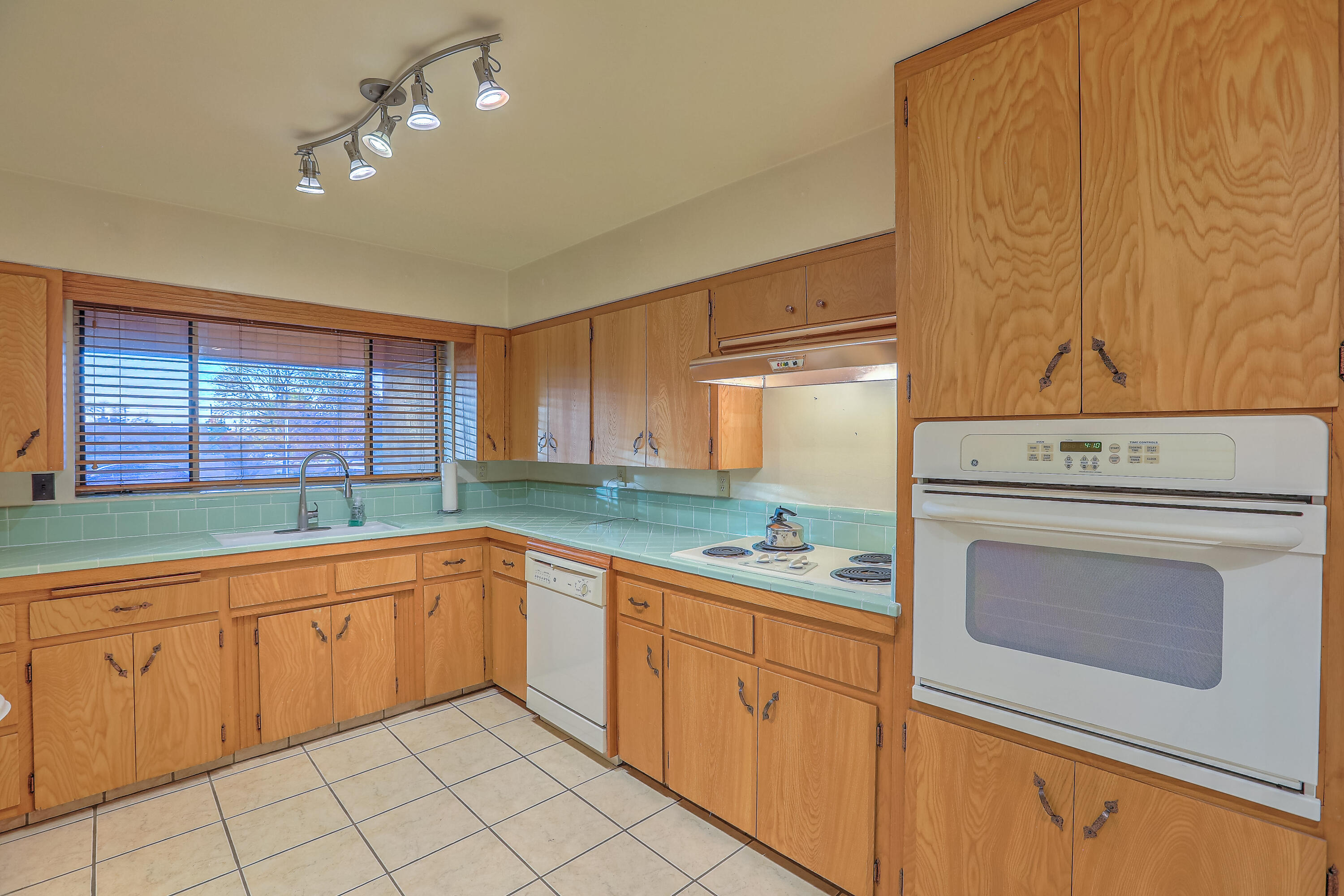 420 ALVARADO Drive NE