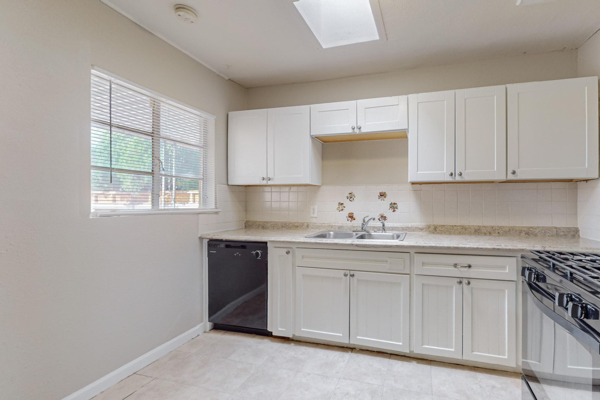 8914 CORDOVA Avenue NE