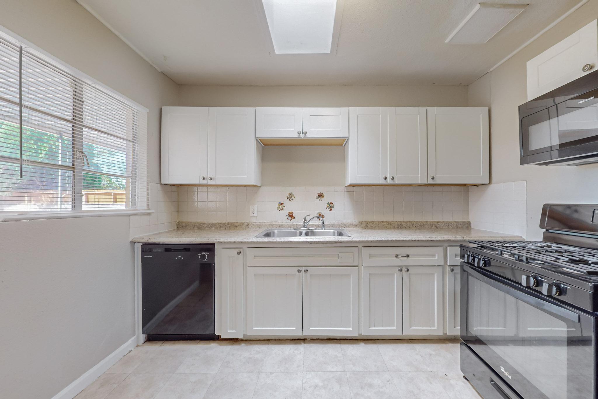 8914 CORDOVA Avenue NE