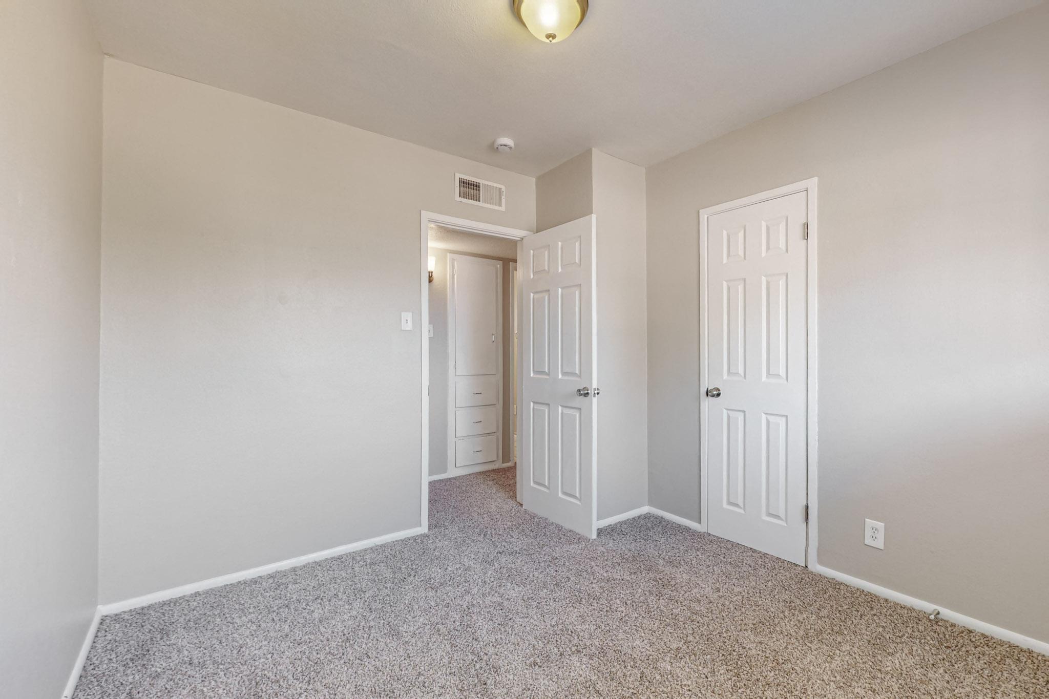 8914 CORDOVA Avenue NE