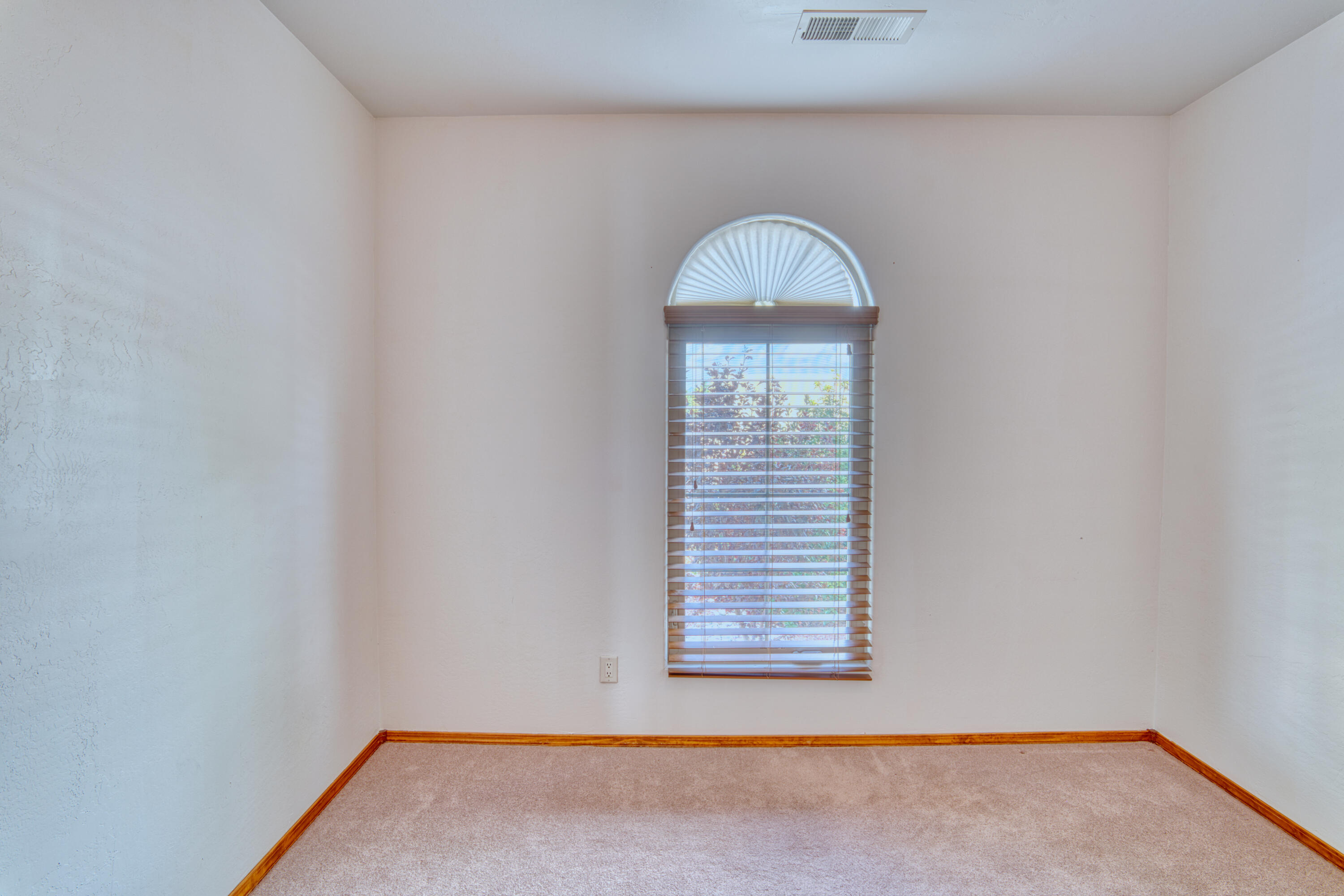 303 DENNIS Drive NE