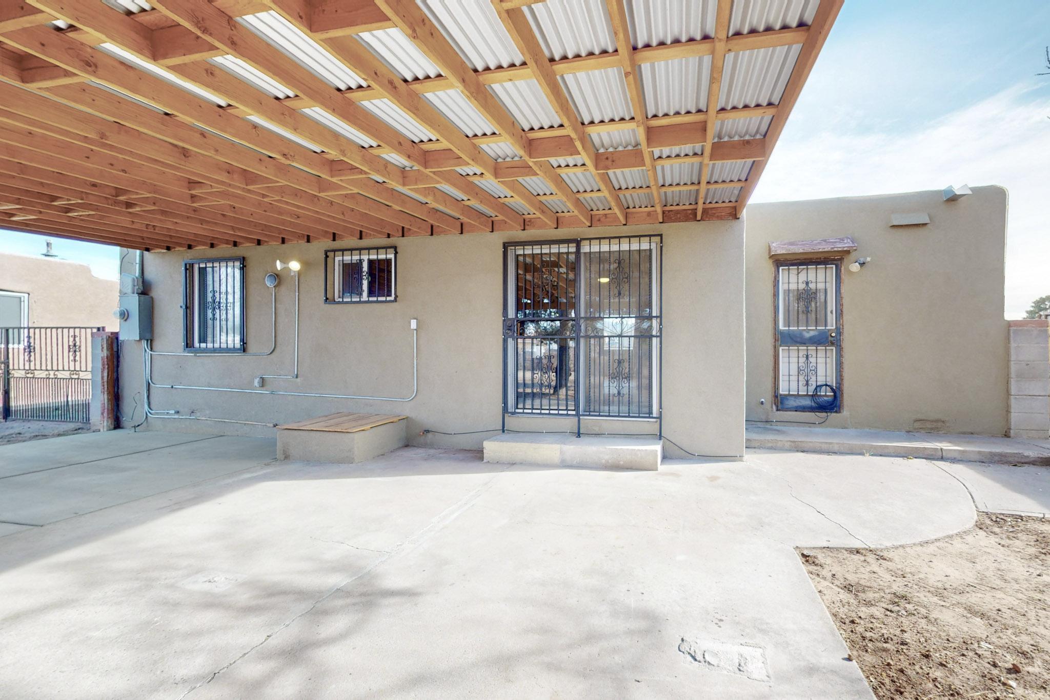 617 PALOMAS Drive SE