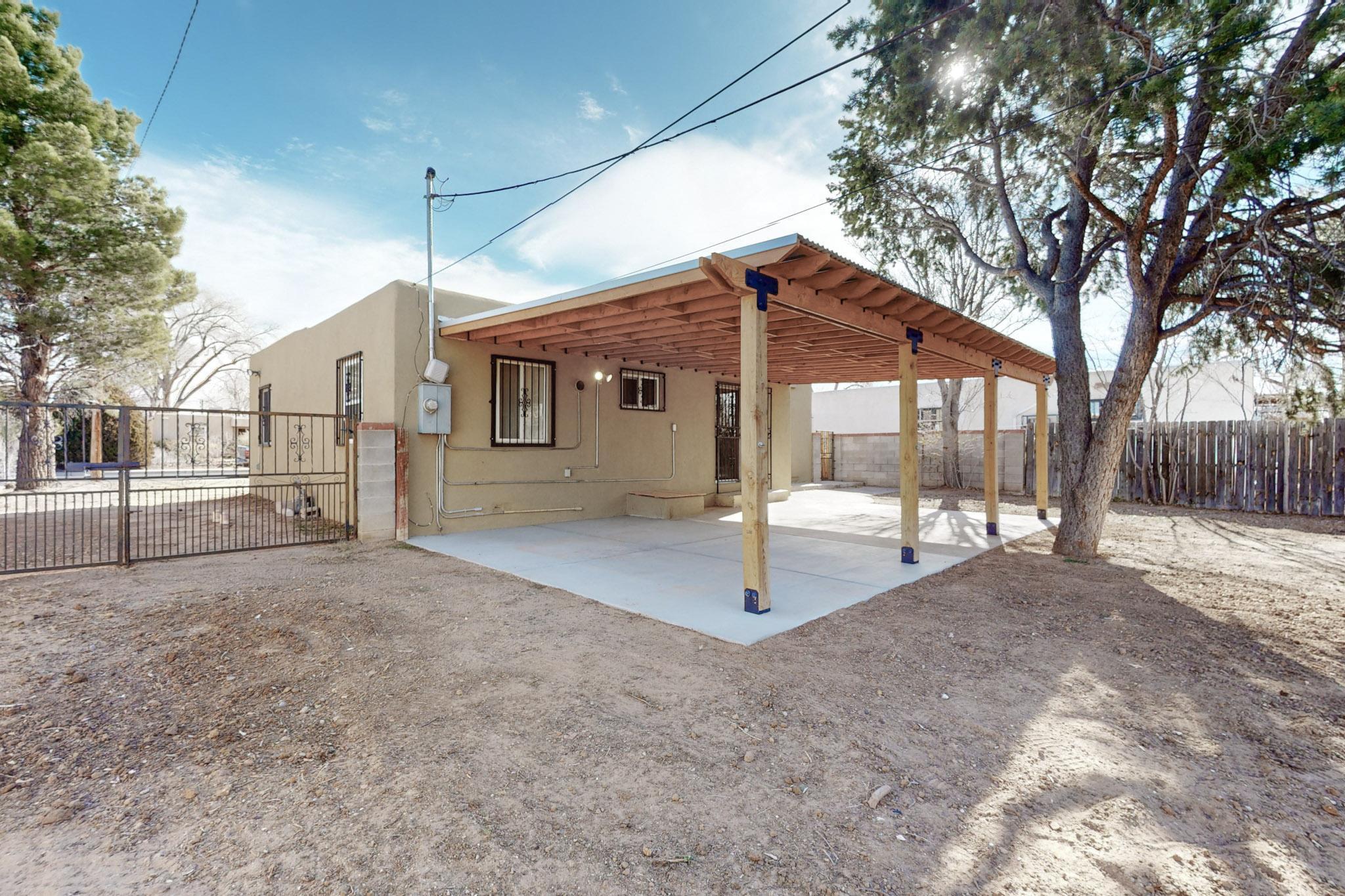 617 PALOMAS Drive SE