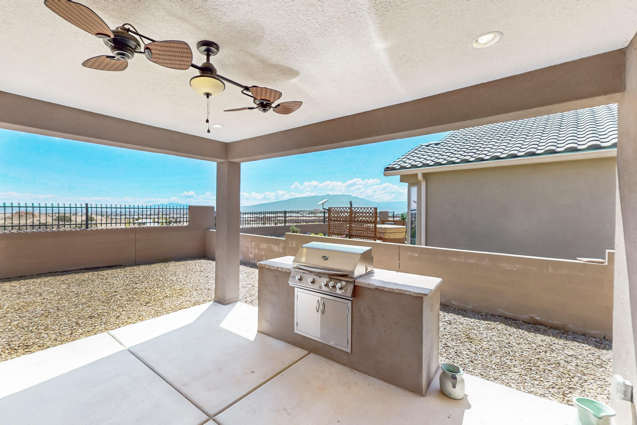 2923 KINGS CANYON Loop NE