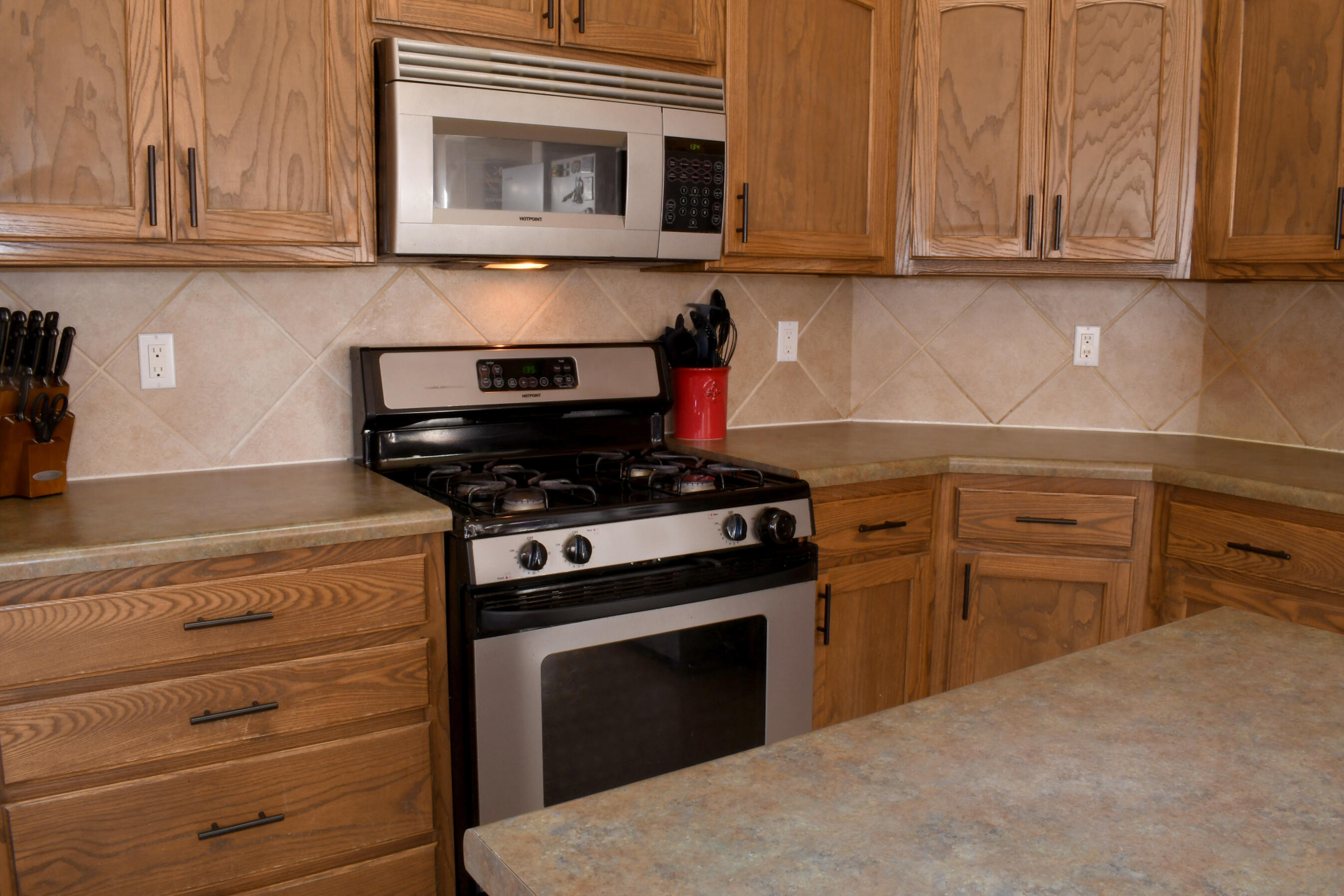 859 MOLTEN Place NW
