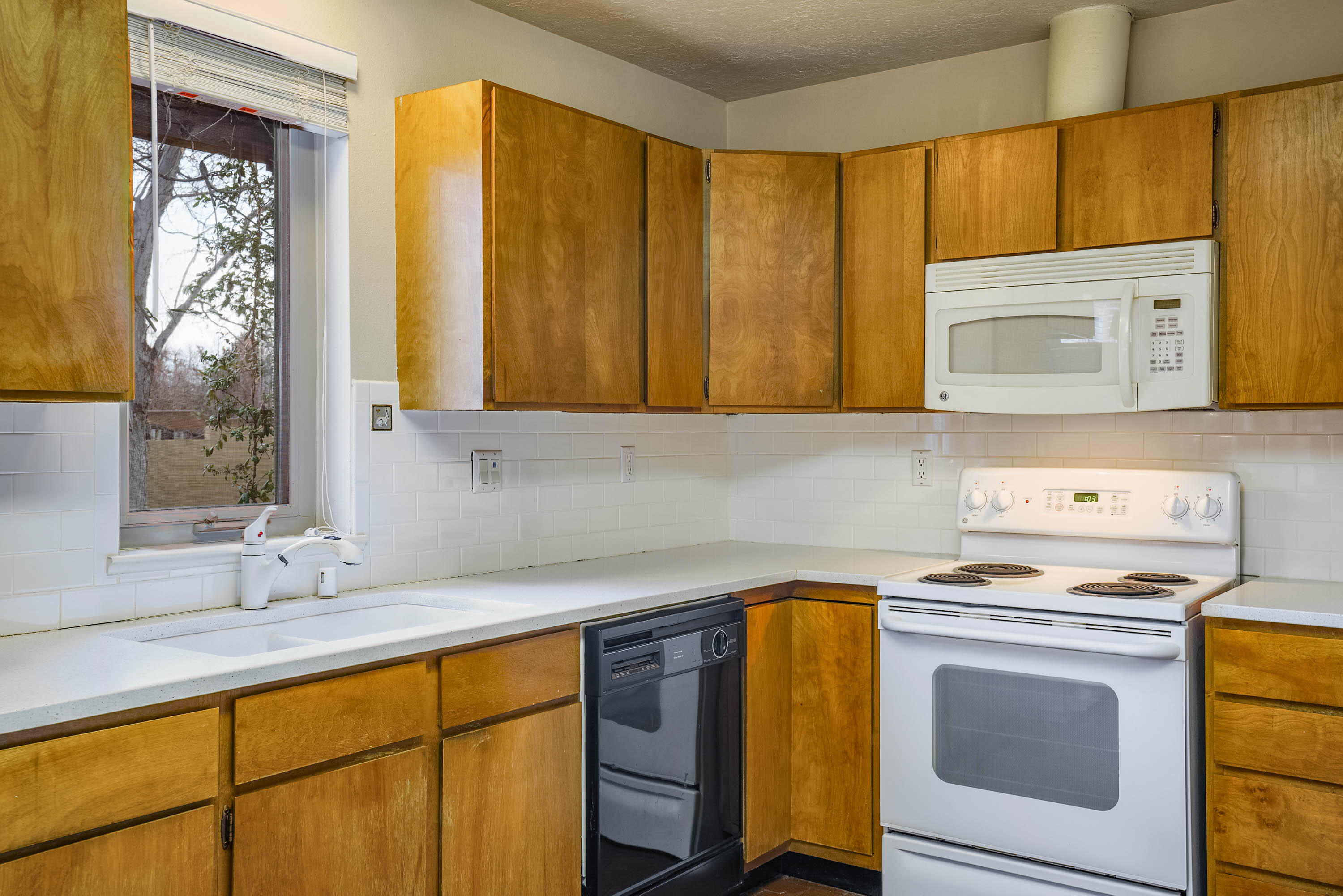 1127 CAMINO HERMOSA