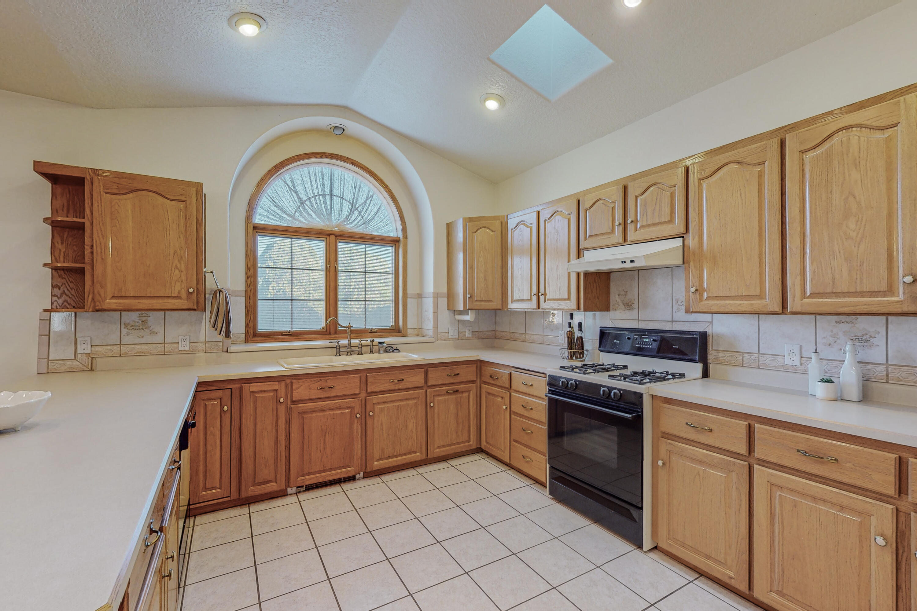716 TYLER Road NE