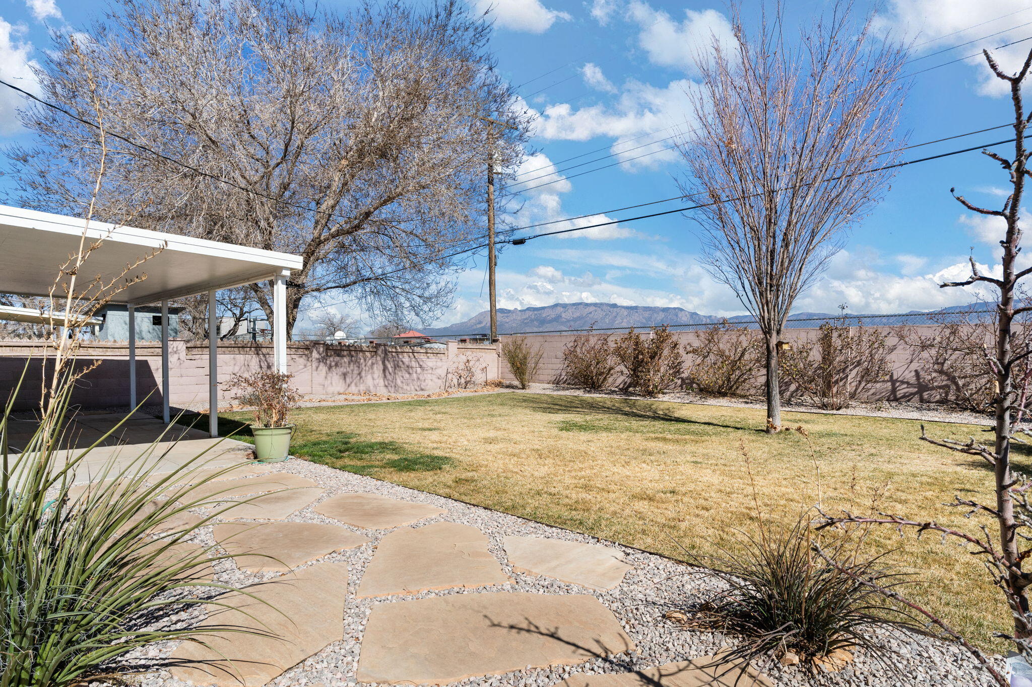 3322 MONTCLAIRE Drive NE