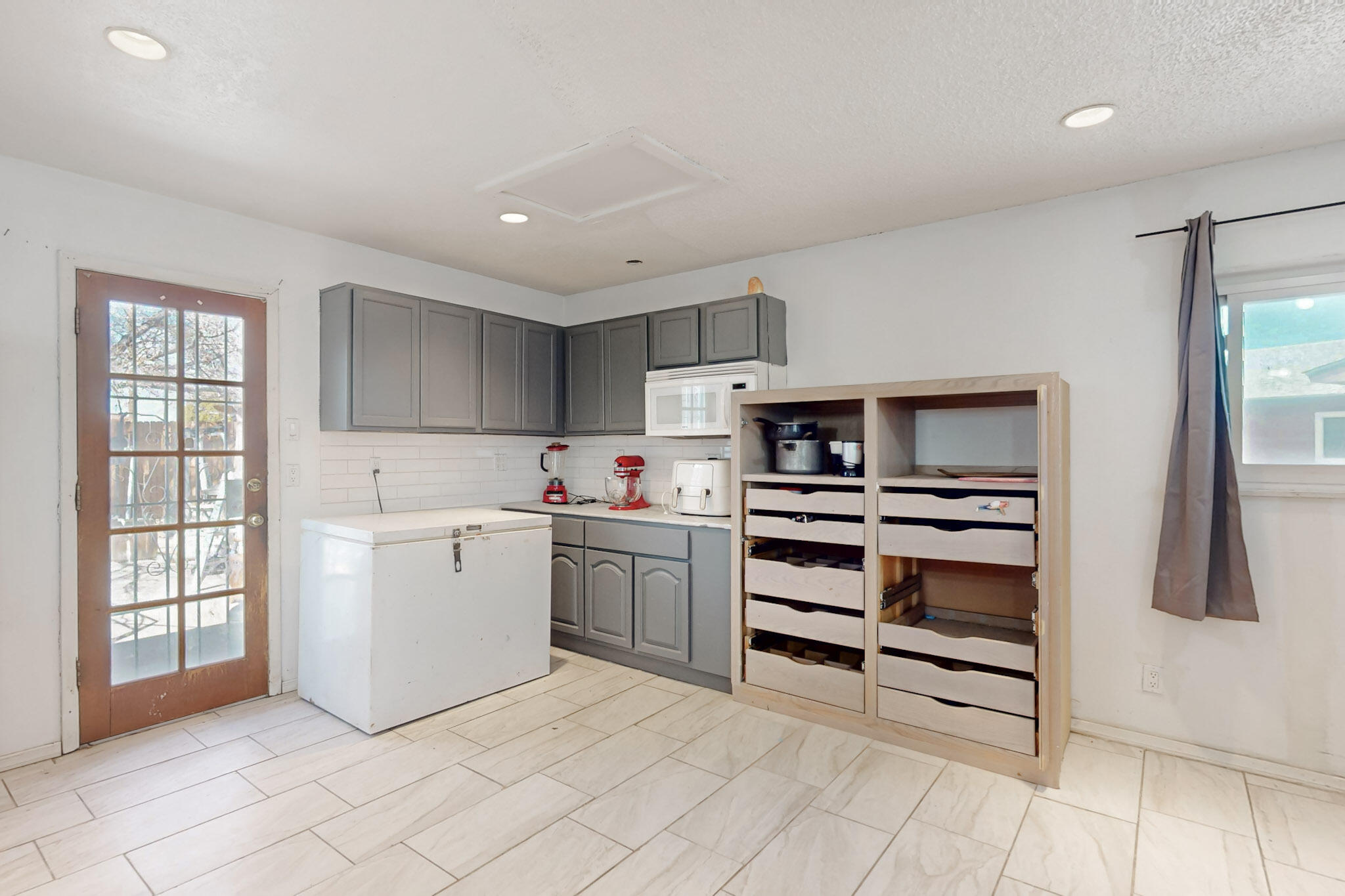 513 NUVES Court NW