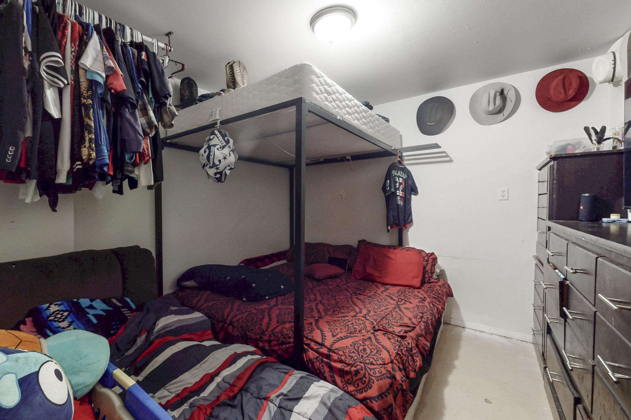 513 NUVES Court NW