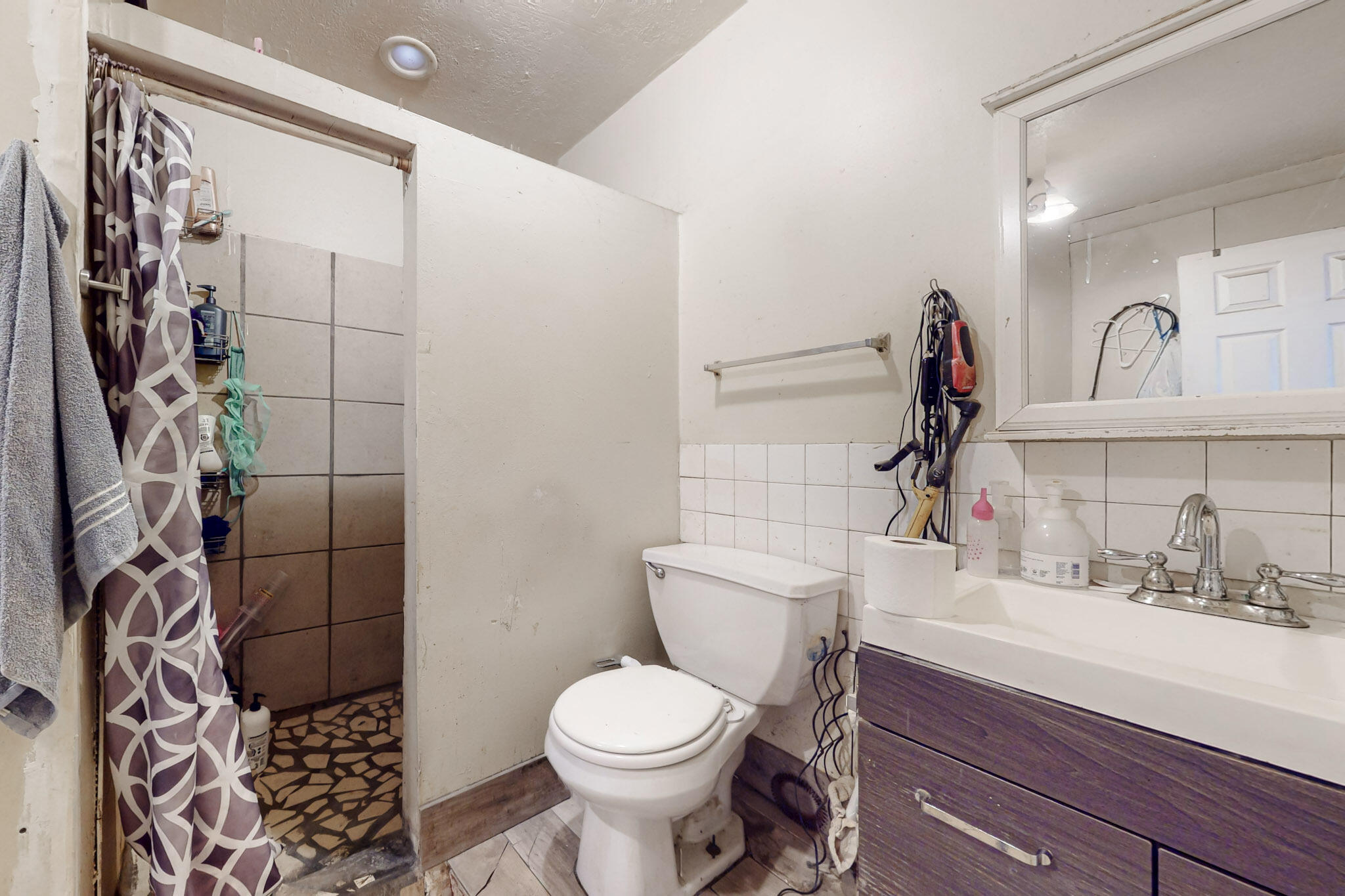 513 NUVES Court NW