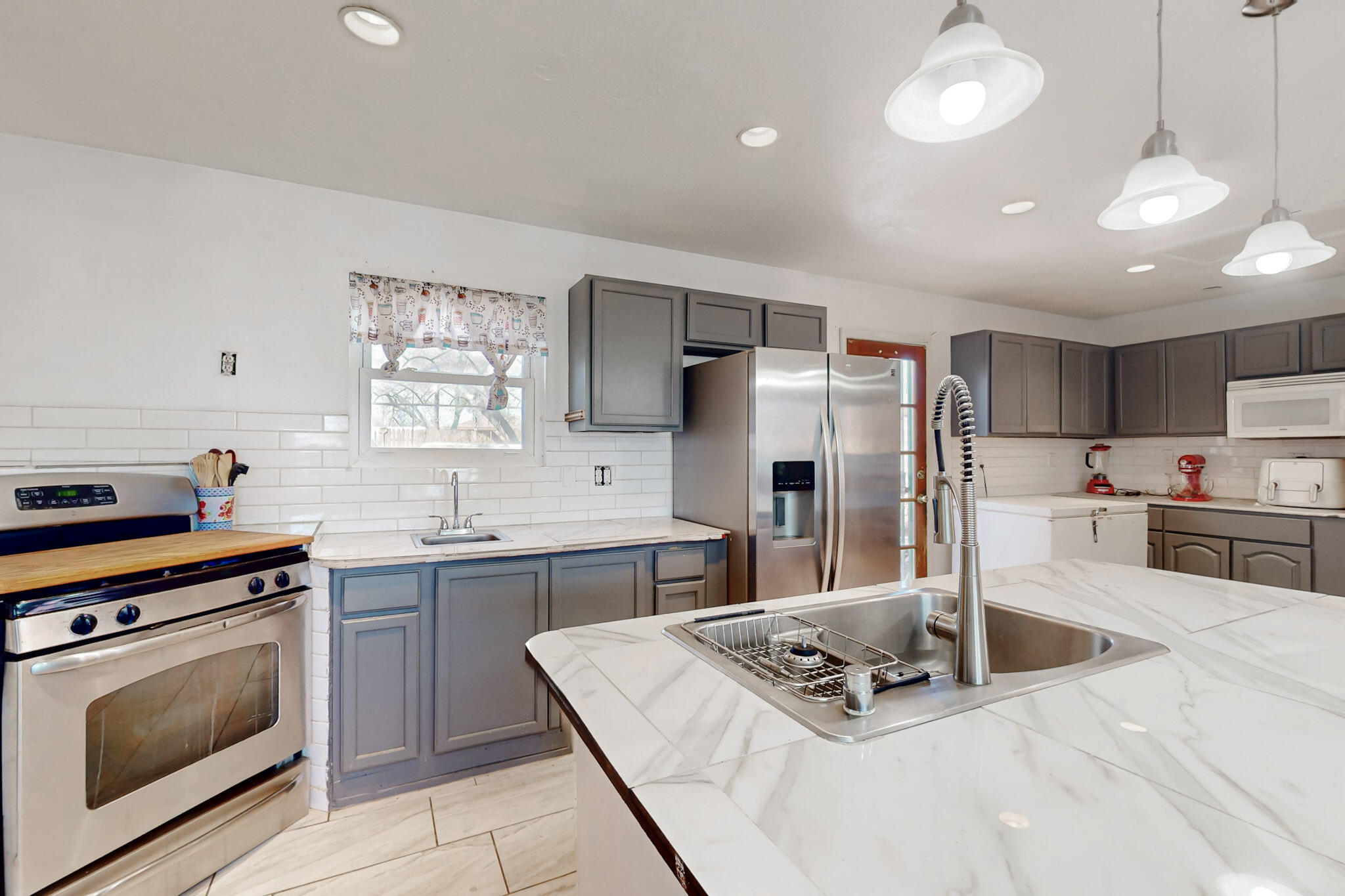 513 NUVES Court NW