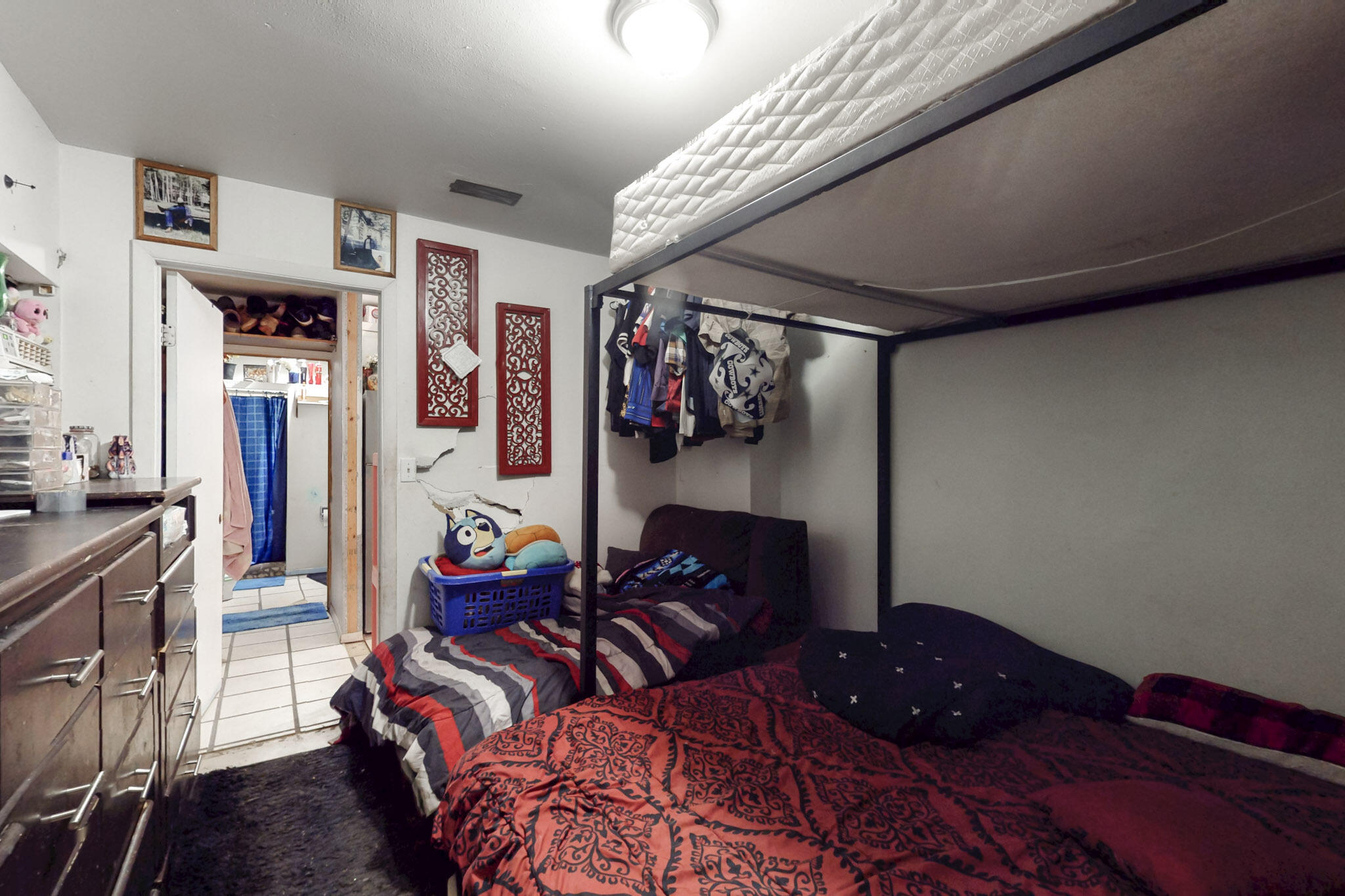 513 NUVES Court NW