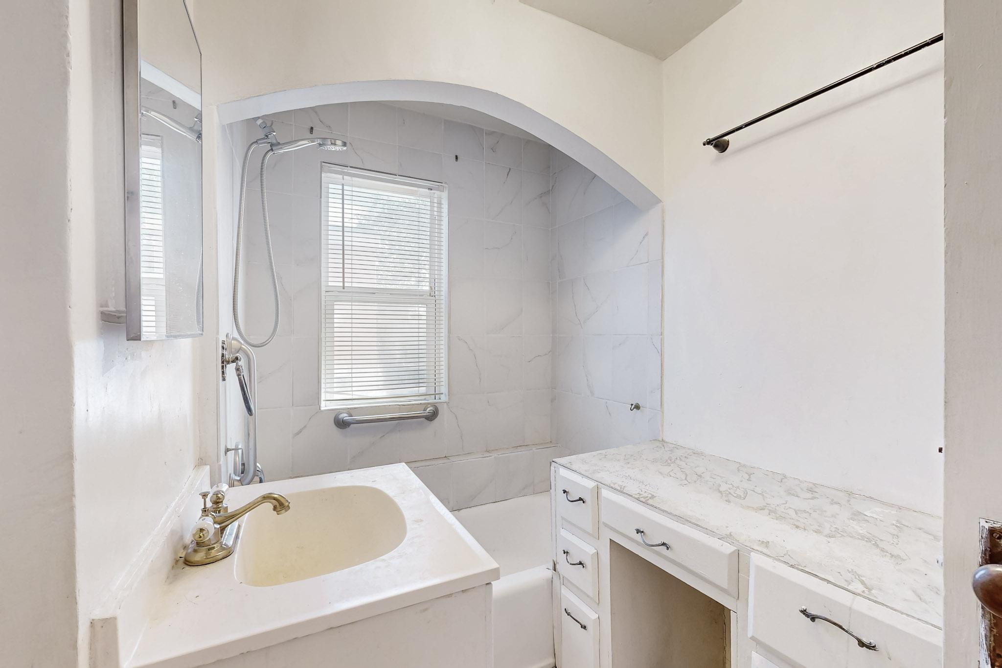 321 WISCONSIN Street NE