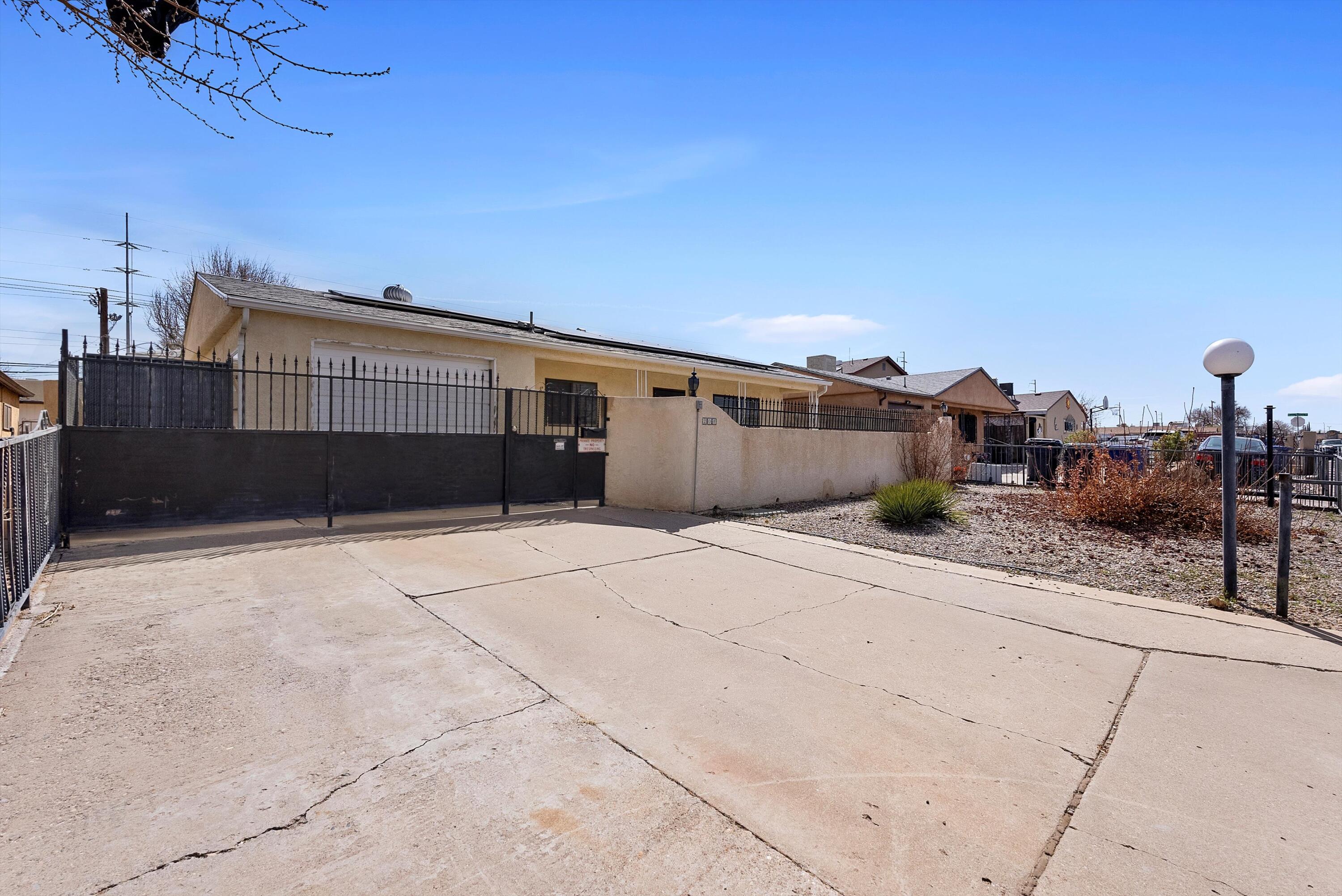 208 GLORIETA Street NE
