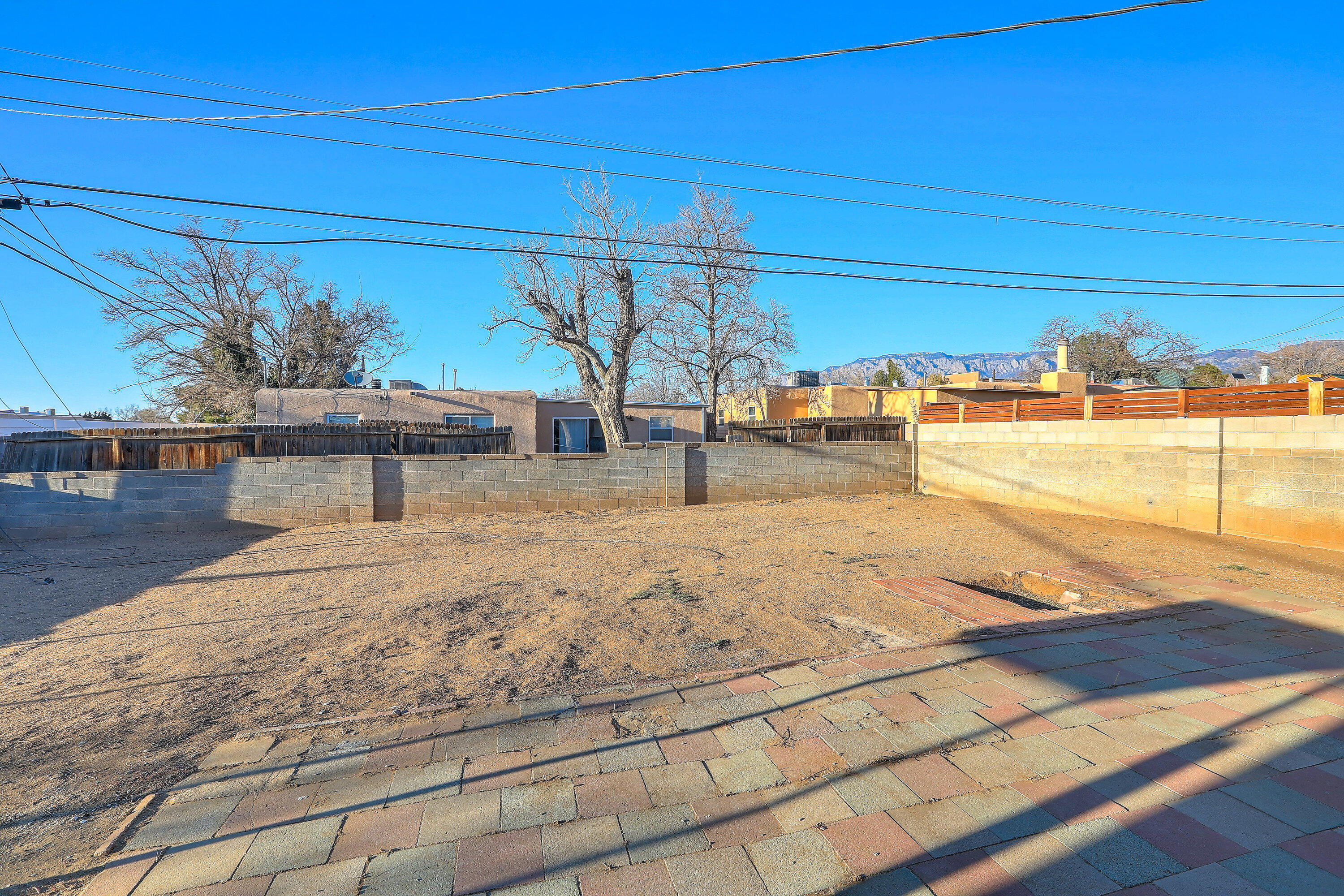 10005 LOS ARBOLES Avenue NE