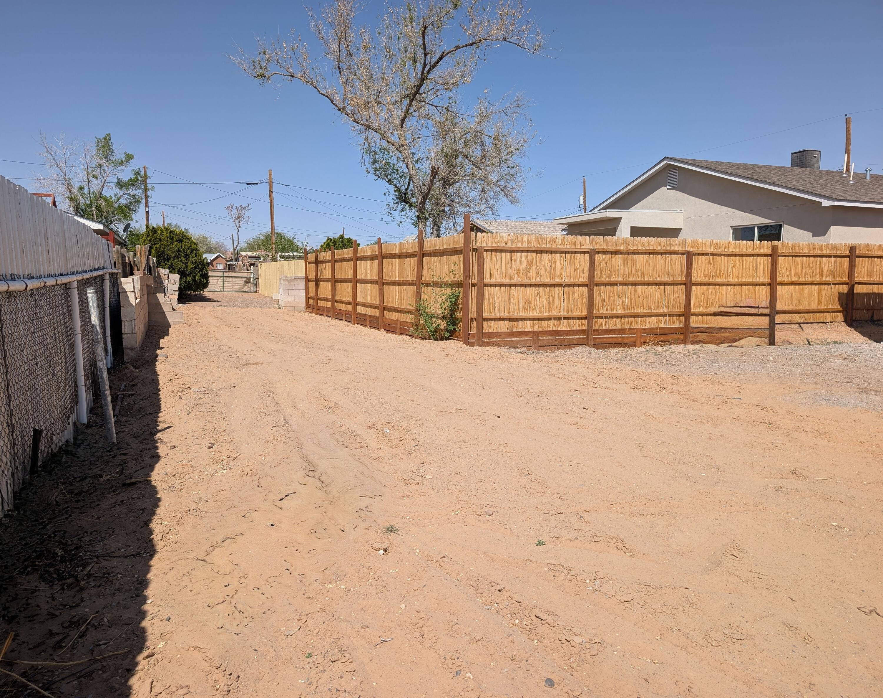 1019 W Chavez Avenue