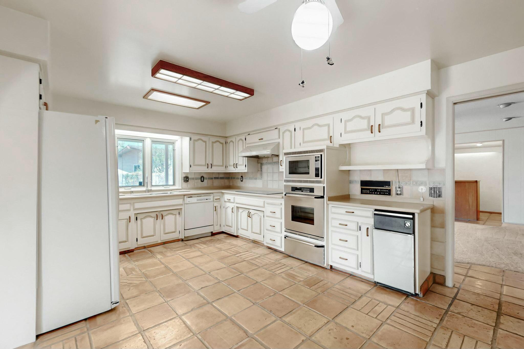 7827 ACADEMY Trail NE