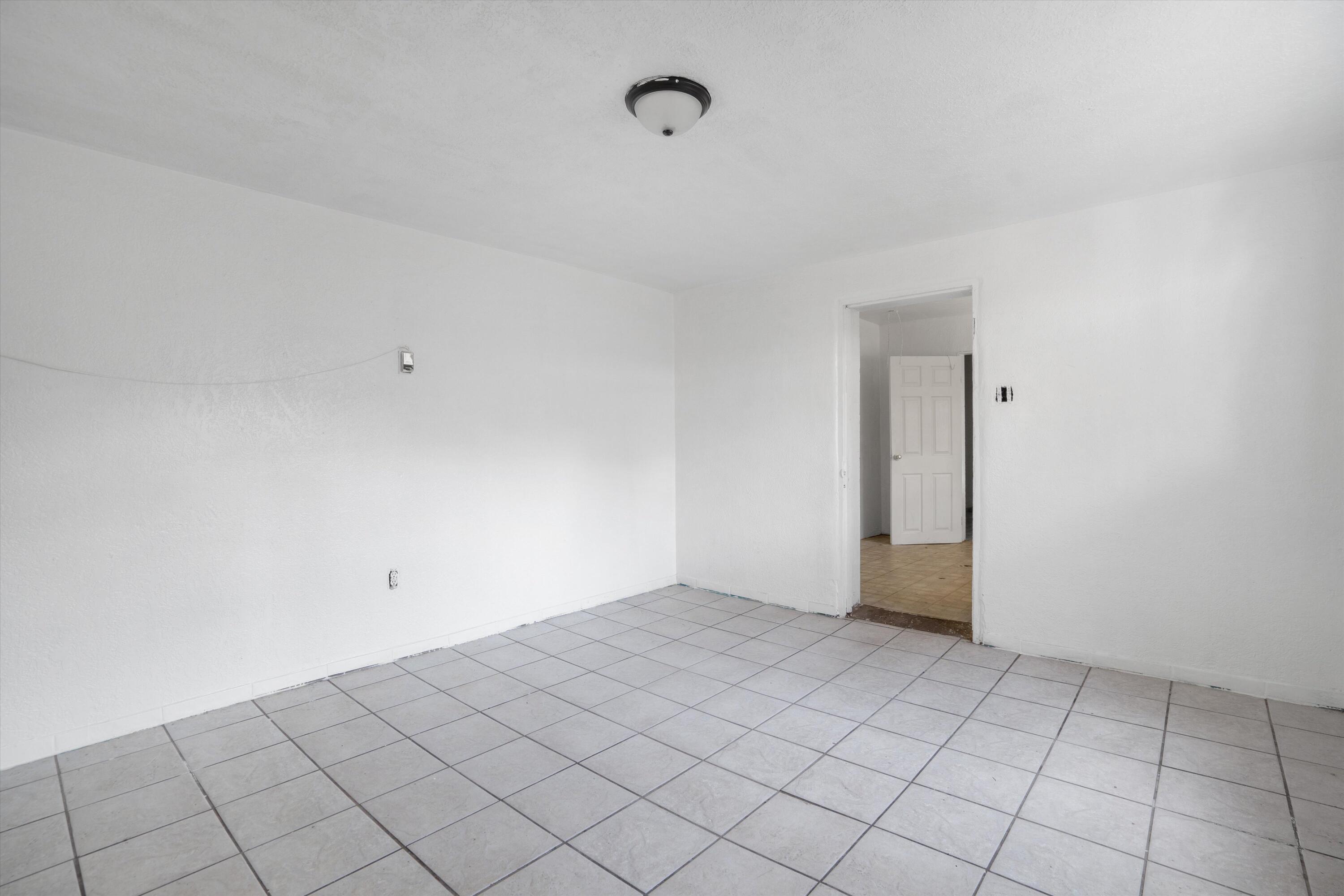 917 EDITH Boulevard SE