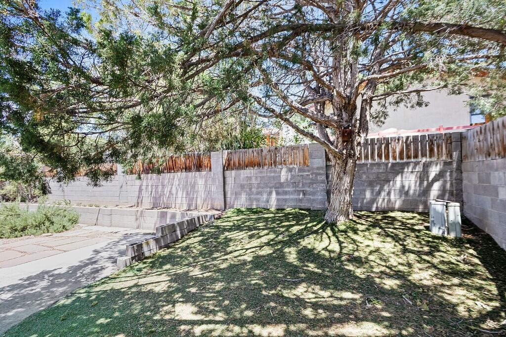 2704 LA CHARLES Drive NE